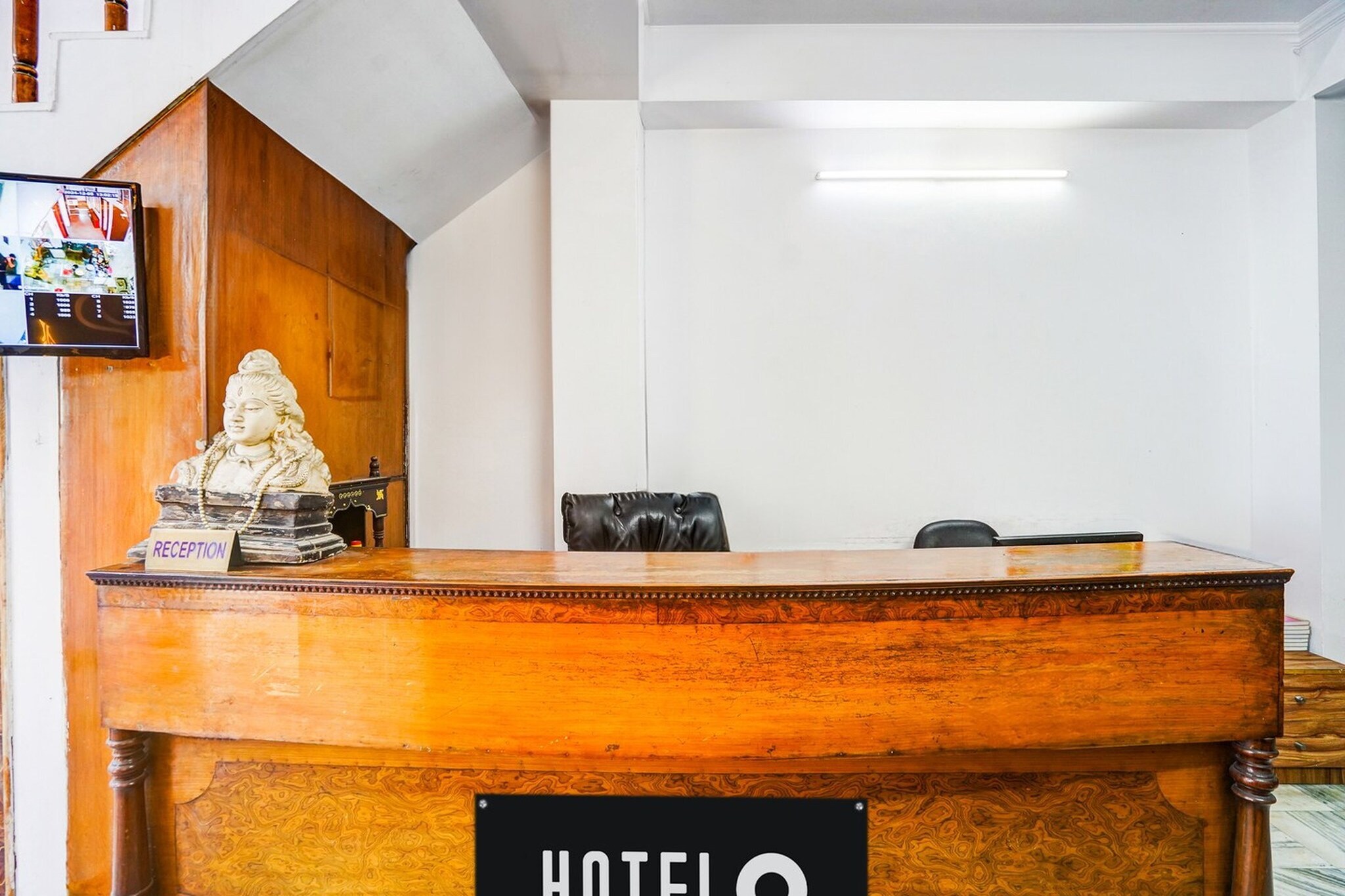Ground floor: (bedroom(double bed, TV, seating area, air conditioning, Towels incl., telephone), bathroom(bathtub or shower, shower, washbasin, toilet, shampoo, body soap, hot water), Parking)