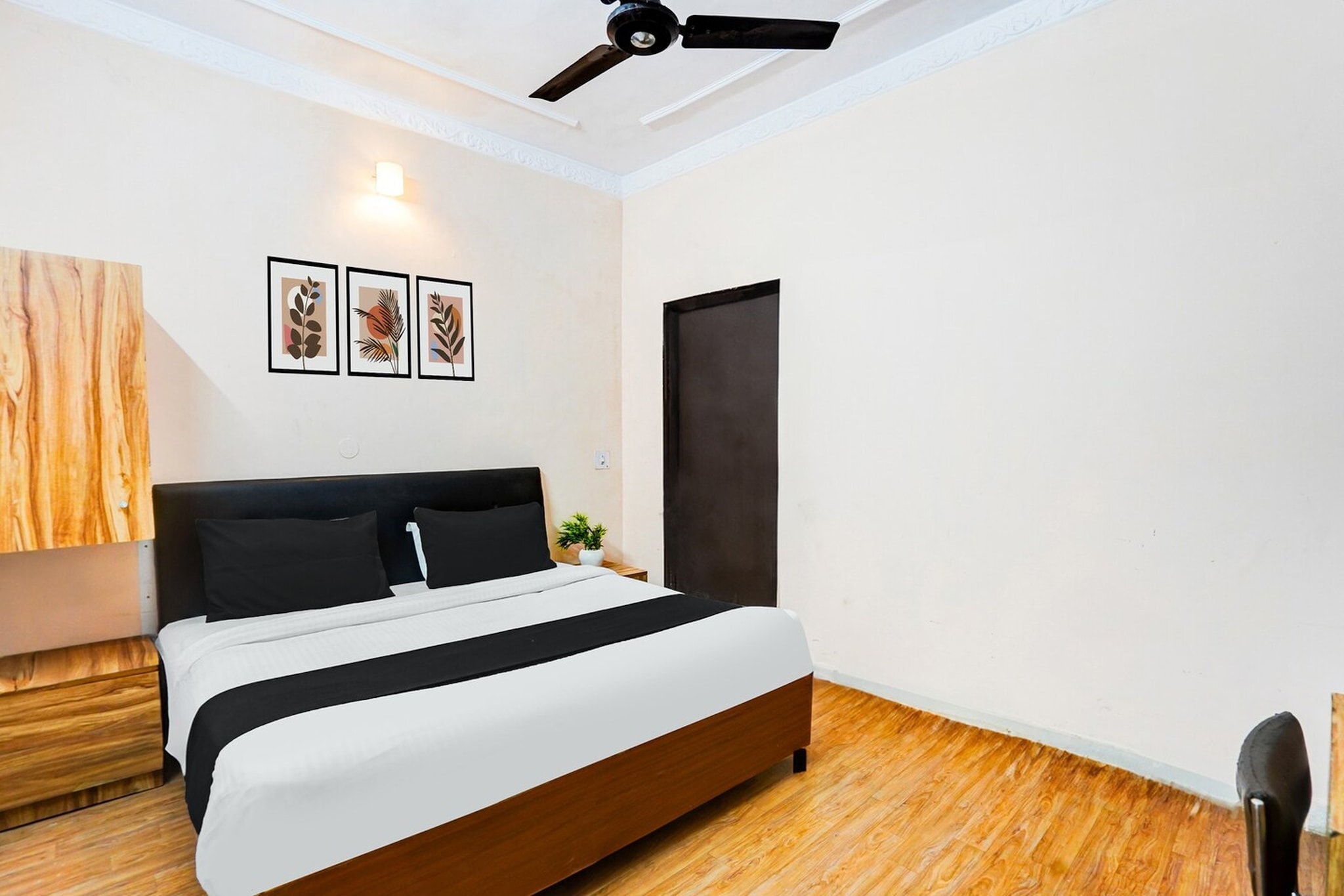 Comfortable Accommodations: Super Hotel O Tyagi Road Near Prince Chowk in Dehradun offers family rooms with air-conditioning, private bathrooms, work desks, and seating areas. Each room includes free toiletries, a bath or shower, TV, and tiled floors.

Essential Facilities: Guests enjoy free WiFi throughout the property, a 24-hour front desk, housekeeping service, room service, and luggage storage. The hotel provides continental and à la carte breakfast options.

Convenient Location: Located 21 km from Dehradun Airport, the hotel is a 5-minute walk from Dehradun Station and 2 km from Dehradun Clock Tower. Nearby attractions include Gun Hill Point (27 km) and Indian Military Academy (8 km).

Unmarried couples are warmly welcome at this property.                
Guests with local ID proof are warmly welcome.
Apologies, but we are currently unable to host foreign nationals at this property.
Early Check-In Policy: A full day’s room rate will be charged for check-ins before 6:00 AM. 
Complimentary early check-in is available between 6:00 AM and 10:00 AM, subject to room availability.
Check-in is only available to guests aged 18 and above. Please provide a government-issued ID to confirm your age.