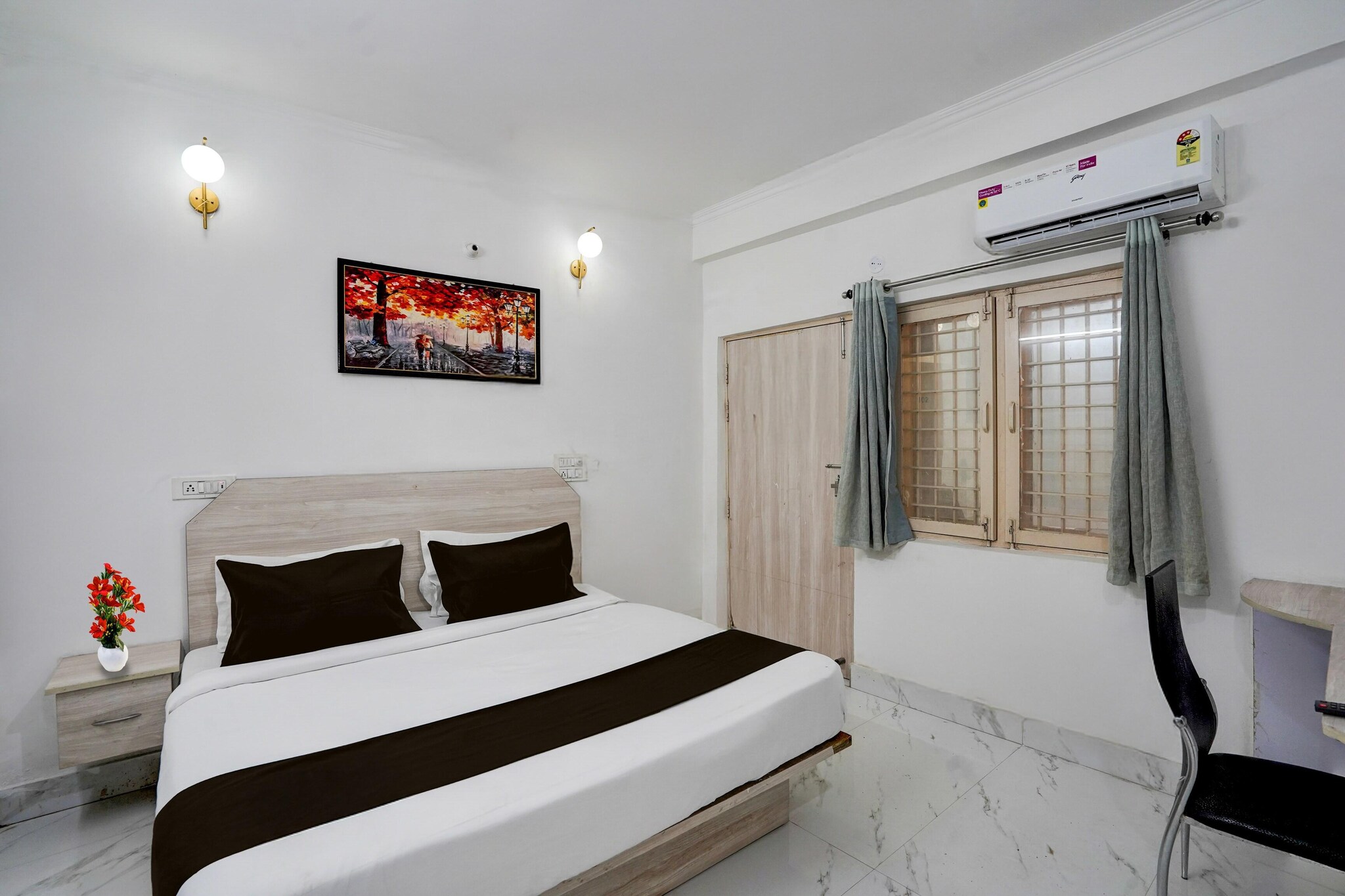 Comfortable Accommodations: Super Hotel O Dehradun Railway Station Formerly Vista Express Homestay in Dehradun offers family rooms with air-conditioning, private bathrooms, and free WiFi. Each room includes a work desk, seating area, TV, and free toiletries.
Convenient Facilities: Guests benefit from a lift, 24-hour front desk, daily housekeeping service, room service, and luggage storage. Additional amenities include a work desk, seating area, TV, and free toiletries.
Prime Location: Located 17 minutes from Dehradun Station, the hotel is near attractions such as Dehradun Clock Tower (3.6 km), Indian Military Academy (6 km), and Rajaji National Park (25 km). Dehradun Airport is 24 km away.
Check-in is only available to guests aged 18 and above. Please provide a government-issued ID to confirm your age.