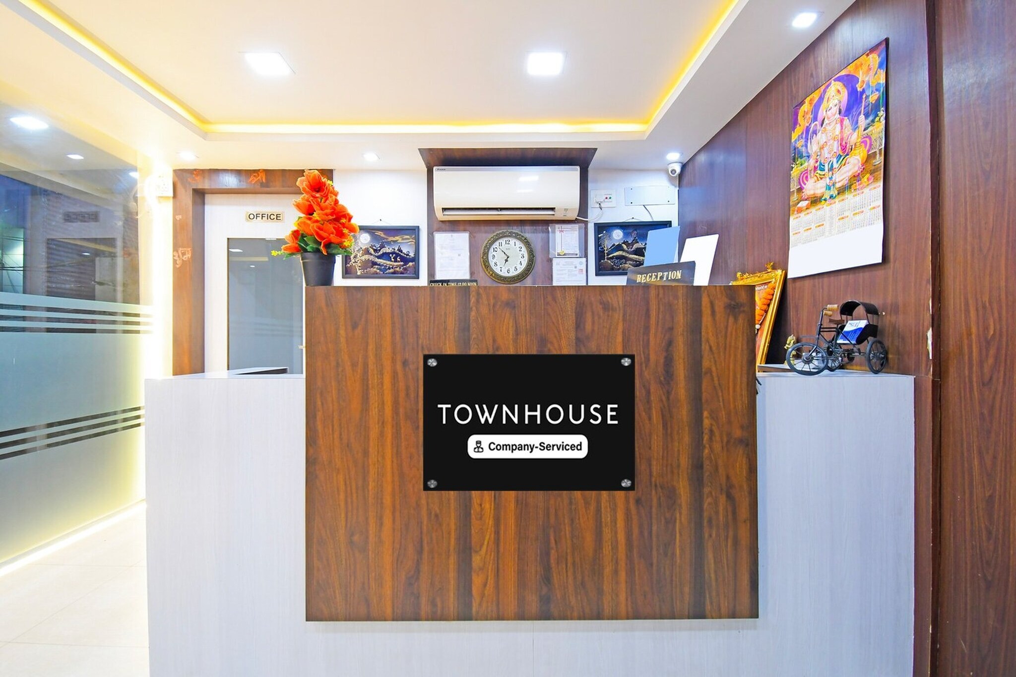 Ground floor: (bedroom(Parking, double bed, TV, seating area, air conditioning, lift, Towels incl., telephone), bathroom(bathtub or shower, shower, washbasin, toilet, shampoo, body soap, hot water))