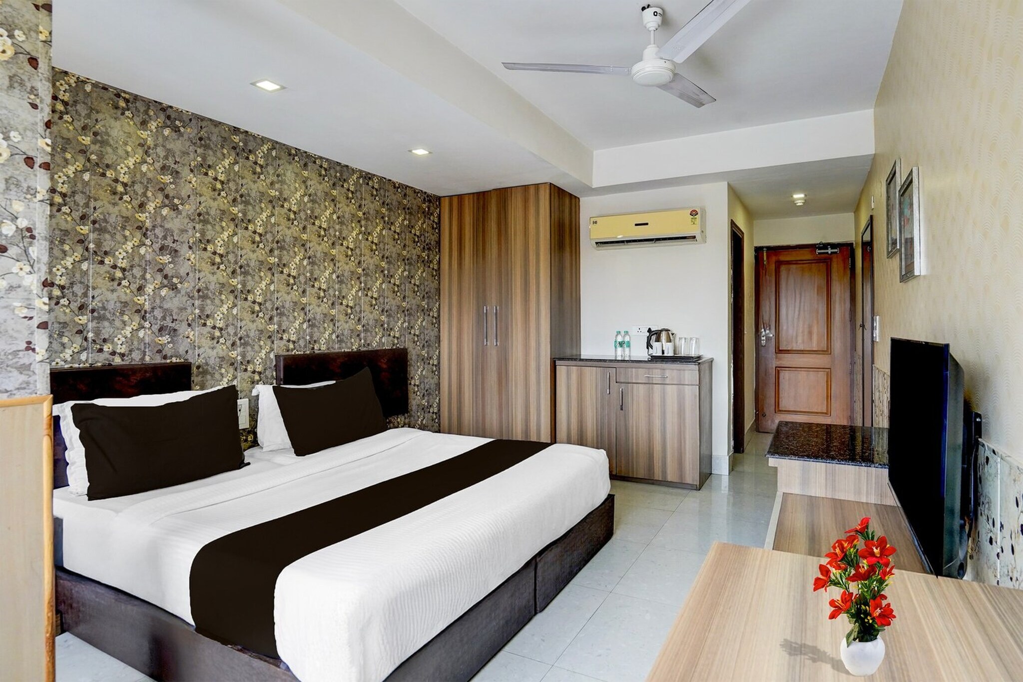 Comfortable Accommodations: Super Townhouse Oak ONGC Crossway Formerly Hotel Gold Stone Comfort in Dehradun offers family rooms with air-conditioning, private bathrooms, work desks, and seating areas. Each room includes free toiletries, a bath or shower, TV, and wardrobe.
Essential Facilities: Guests enjoy a bar and free WiFi, along with a lift, 24-hour front desk, daily housekeeping service, room service, and luggage storage. The hotel provides a welcoming environment for relaxation and convenience.
Prime Location: Located 26 km from Dehradun Airport, the hotel is near Gun Hill Point (26 km), Indian Military Academy (4 km), and Dehradun Clock Tower (4 km). Other attractions include Mussorie (26 km) and Kempty Falls (40 km).
Check-in is only available to guests aged 18 and above. Please provide a government-issued ID to confirm your age.