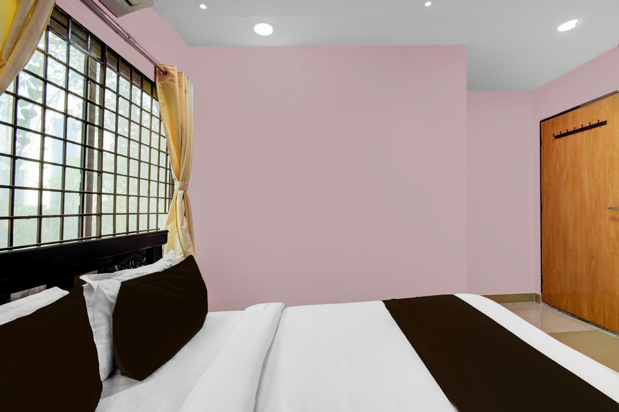 Comfortable Accommodations: Hotel O Lakdikapul in Hyderabad offers family rooms with air-conditioning, private bathrooms, work desks, and seating areas. Each room includes free toiletries, a bath or shower, TV, and tiled floors.
Essential Facilities: Guests enjoy free WiFi, a 24-hour front desk, daily housekeeping service, room service, and luggage storage. The hotel provides a welcoming environment with English and Hindi spoken at reception.
Prime Location: Located 23 km from Rajiv Gandhi International Airport, the hotel is a short walk from Ravindra Bharathi and 800 metres from AP State Archaeology Museum. Nearby attractions include Hussain Sagar Lake and Charminar.
Check-in is only available to guests aged 18 and above. Please provide a government-issued ID to confirm your age.
