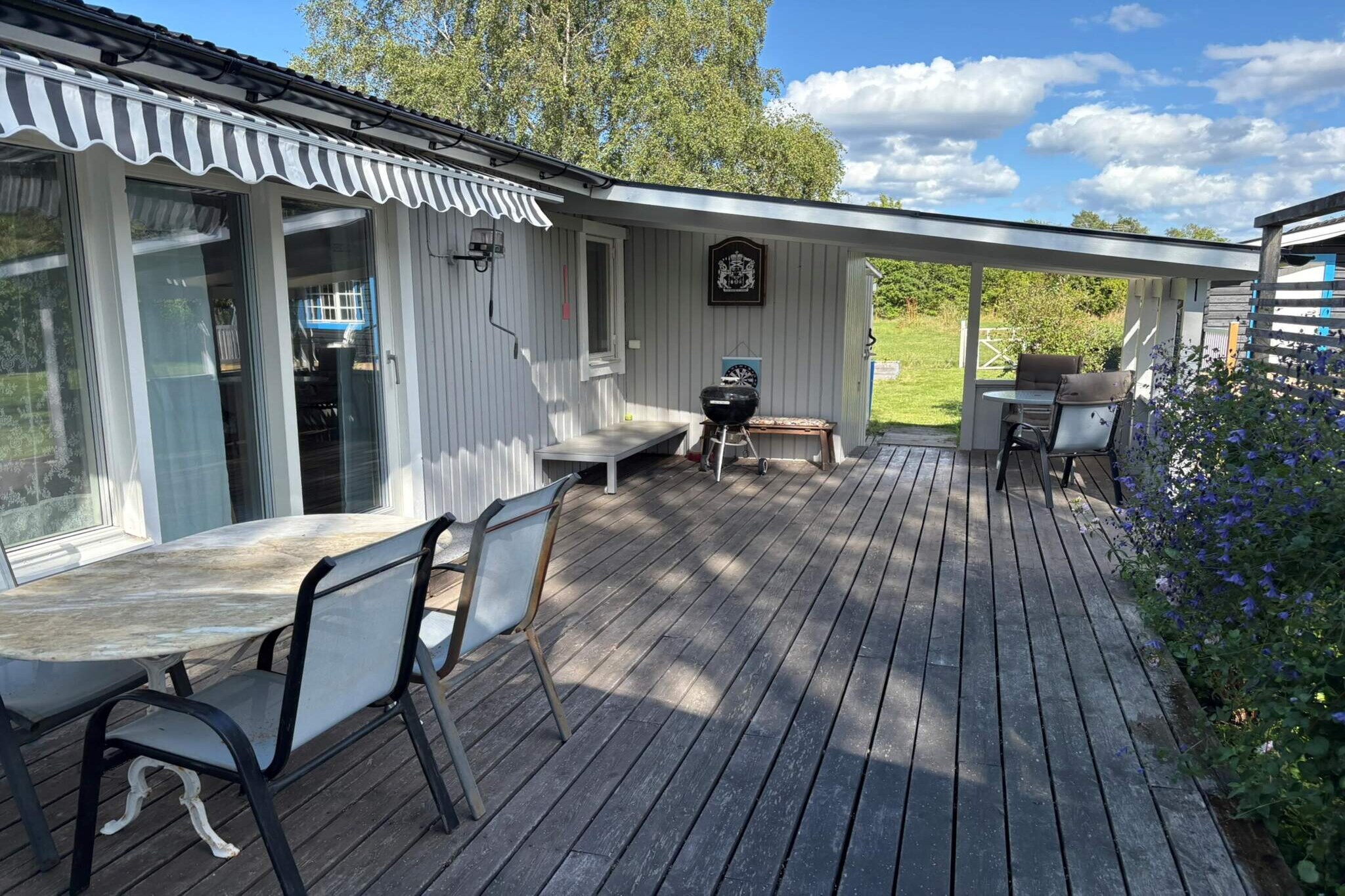 Welcome to a charming summer house in the southern Stockholm archipelago, beautifully located on the Lisö peninsula. Here you stay in a peaceful and friendly area close to the sea and nature, surrounded by a relaxed archipelago atmosphere—while still being just about one hour from Stockholm, with easy access by public transport. The house features a wonderful terrace, partly covered, where you can enjoy long summer days regardless of the weather. There is plenty of space for both relaxation and social gatherings, and with an outdoor grill it’s easy to bring family and friends together for enjoyable dinners in the evening sun. The property also includes a separate annex with a double bed, perfect for guests who appreciate a bit of extra privacy. The main house offers three bedrooms and a newly renovated bathroom equipped with a washing machine, making the stay both comfortable and practical for longer visits. The interior has a bright and welcoming feel, ideal for relaxed summer living. During peak season, the water supply may be turned off at night due to water shortages. Containers are available for storing water in advance. The toilet is a vacuum toilet and can be used even when the water is turned off. The area is peaceful and welcoming, with a warm, community-oriented atmosphere. On certain evenings, music events are arranged where you can enjoy simple food and drinks while socializing in a genuine archipelago setting. Nearby, you’ll find a lovely swimming area offering something for everyone—from sandy beaches for relaxing days in the sun to piers and a diving tower for swimming and fun in the water. This is a summer home that combines comfort, nature, and community—an ideal place to create lasting memories in the Stockholm archipelago.