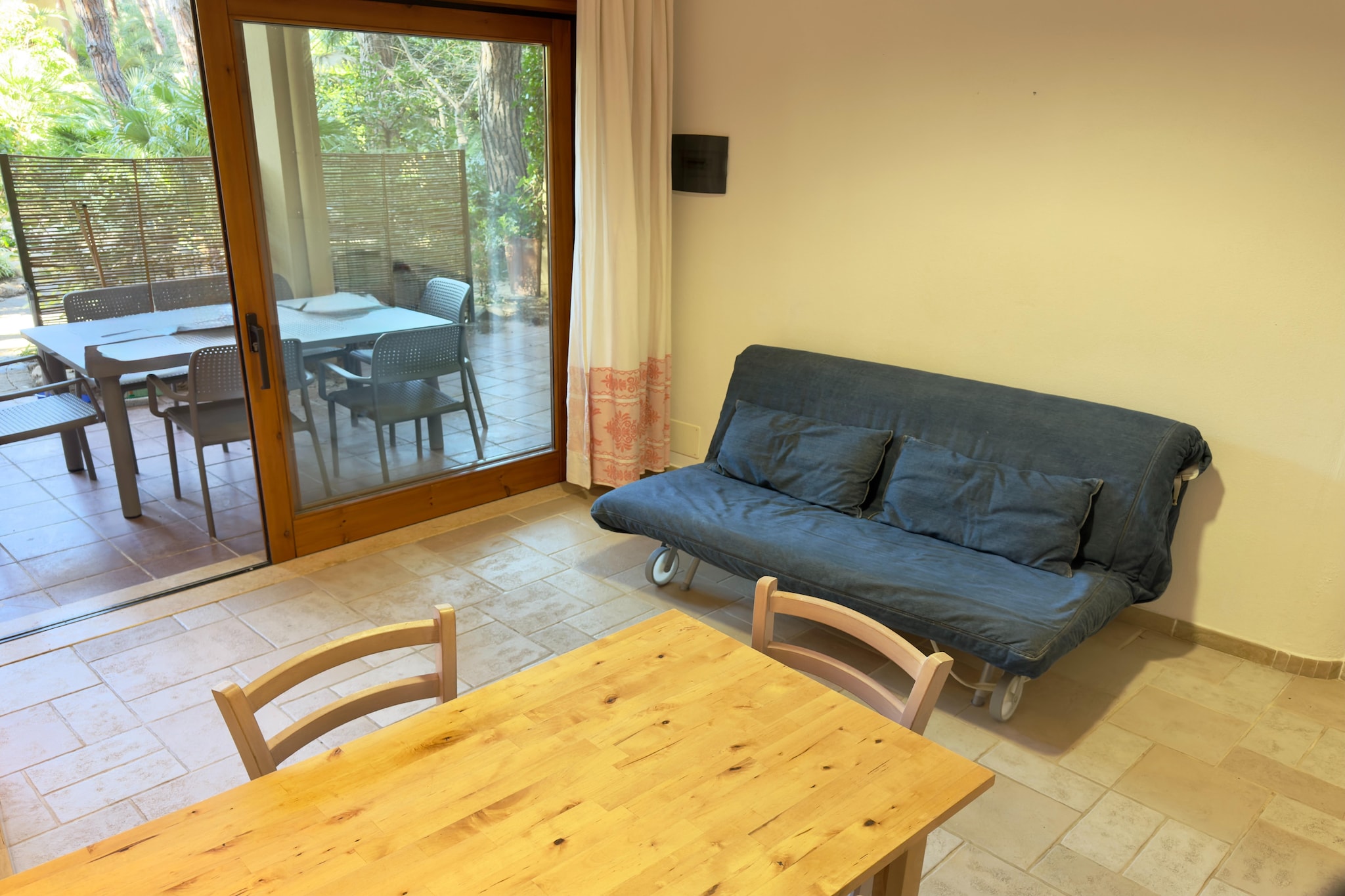 The Abbaechelu Residence is located in Santa Margherita di Pula, nestled in the quiet pine forest of Pinus Village. Its location allows guests to enjoy a secluded and relaxing natural setting, just a short distance from the sea, 350 meters from Pinus Village beach and 700 meters from Santa Margherita di Pula beach. The residence, accessible to guests with disabilities, consists of ground-floor apartments with patios.
The property is approximately 10 km from the center of Pula, with its many restaurants and activities. A car is recommended.

CITY TAX to be paid on site in cash.

This is what your holiday complex offers:
- Reception
- Restaurant and bar (opening at the discretion of the private manager)
- Shared outdoor pool with children's area, open from the beginning of April to the end of October, weather permitting
- Partial Wi-Fi
- Mobility: Not suitable for guests with reduced mobility
- Transfers available upon request
- Guest telephone number is required for all reservations.