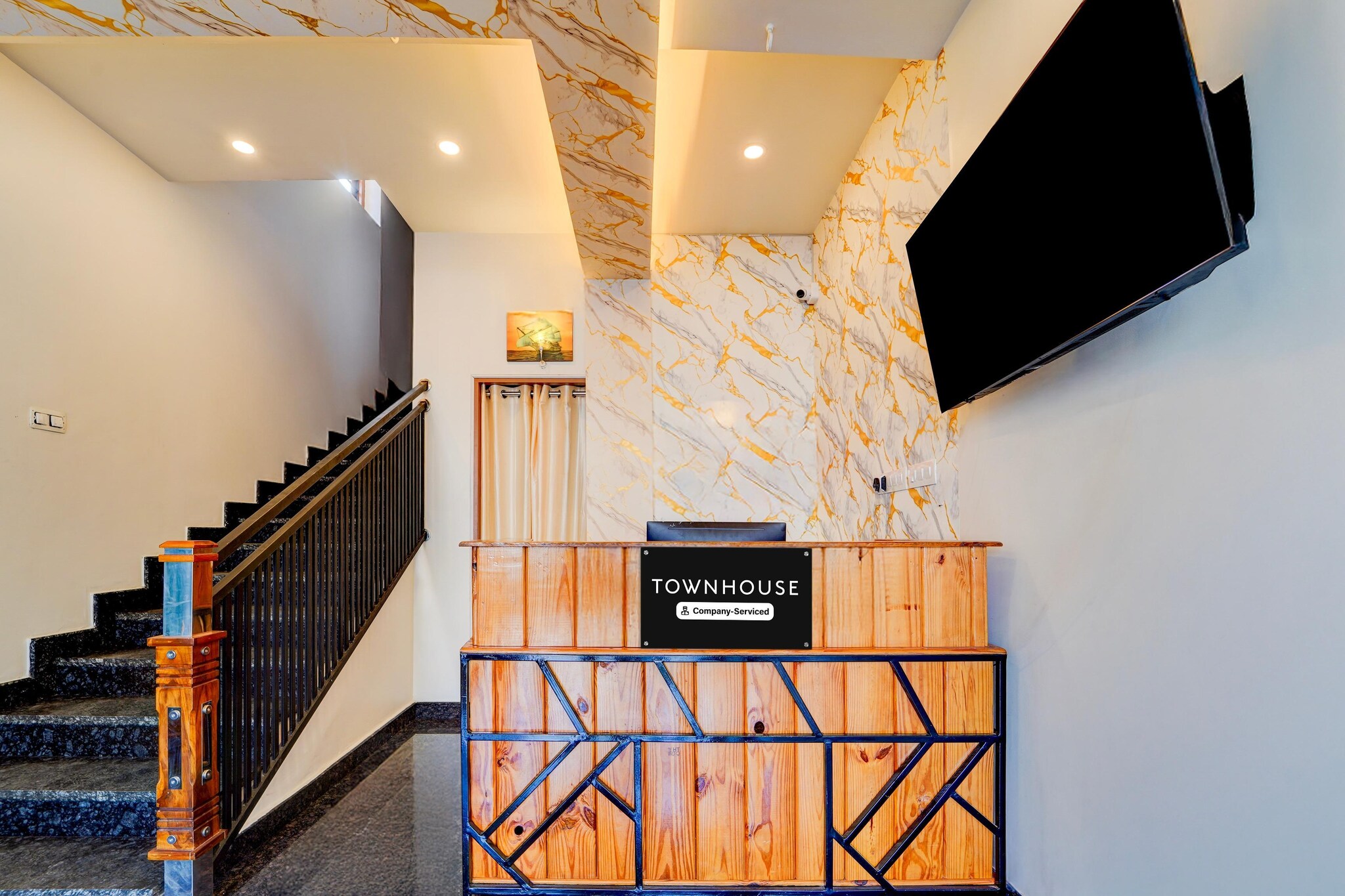 Ground floor: (bedroom(double bed, TV, seating area, air conditioning, telephone), bathroom(bathtub or shower, washbasin, toilet, Towels incl., shampoo, body soap, hot water), Parking, lift)