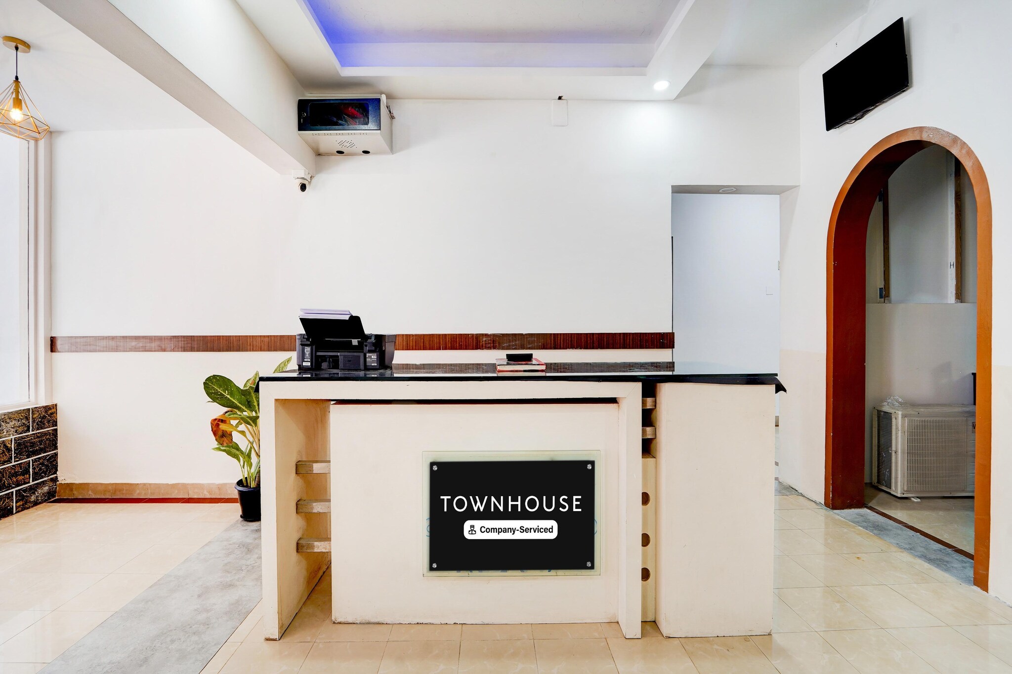 Ground floor: (bedroom(double bed, TV, seating area, air conditioning, Towels incl., telephone), bathroom(bathtub or shower, shower, washbasin, toilet, shampoo, body soap, hot water), parking)