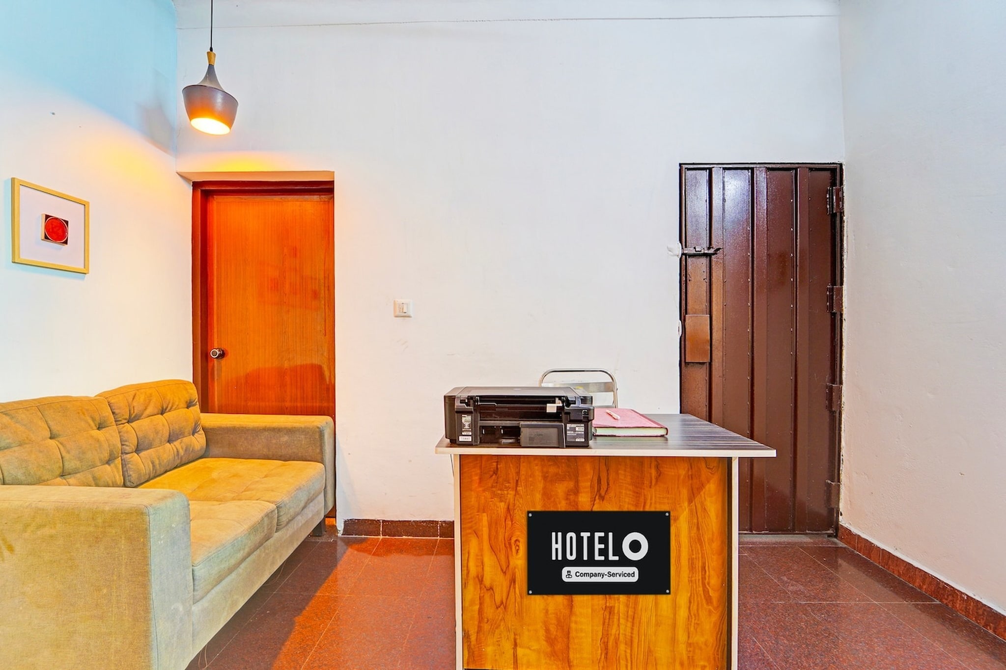 Ground floor: (bedroom(double bed, TV, seating area, air conditioning, Towels incl., telephone), bathroom(bathtub or shower, shower, washbasin, toilet, shampoo, body soap, hot water))