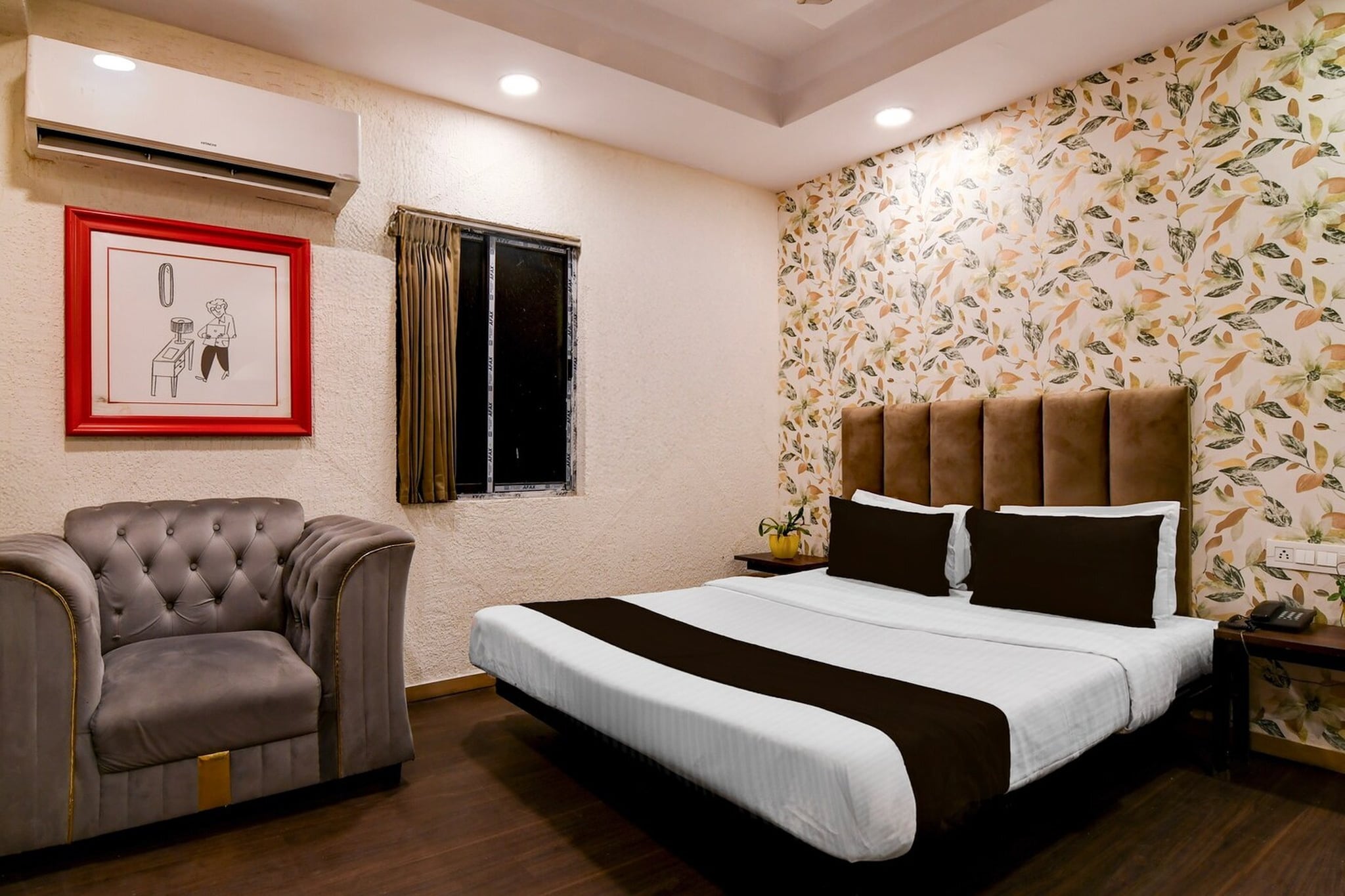 Conveniently located in the Park Street district of Kolkata, Super Townhouse Parkstreet Formerly Hotel Royal Garden is set 1.9 km from Park Street Metro Station, 2.6 km from Nandan and 2.8 km from Indian Museum. Featuring a shared lounge, the 3-star hotel has air-conditioned rooms with free WiFi, each with a private bathroom. The accommodation offers room service, a 24-hour front desk and luggage storage for guests.

All guest rooms at the hotel come with a seating area and a flat-screen TV with satellite channels. All rooms feature a desk.

New Market is 2.8 km from Super Townhouse Parkstreet Formerly Hotel Royal Garden, while Victoria Memorial is 2.9 km from the property. Netaji Subhash Chandra Bose International Airport is 17 km away.

1. Unmarried couples are warmly welcome at this property.
2. Guests with local ID proof are warmly welcome.
Early Check-In Policy: A full day’s room rate will be charged for check-ins before 6:00 AM. Complimentary early check-in is available between 6:00 AM and 10:00 AM, subject to room availability.
 Check-in is only available to guests aged 18 and above. Please provide a government-issued ID to confirm your age.
