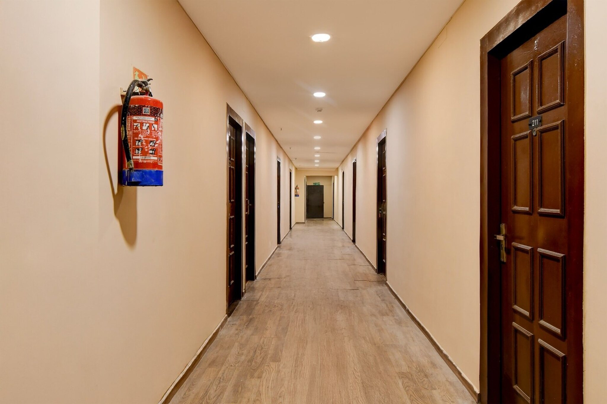 Ground floor: (bedroom(double bed, TV, seating area, air conditioning, Towels incl., telephone), bathroom(bathtub or shower, shower, washbasin, toilet, shampoo, body soap, hot water), lift)