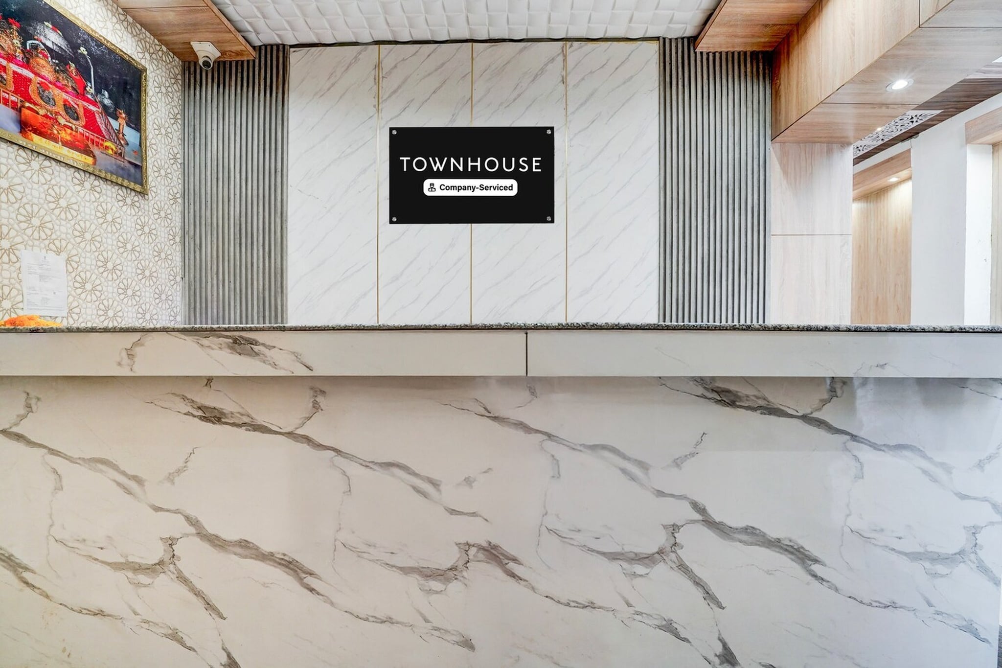 Ground floor: (bedroom(double bed, TV, seating area, air conditioning, Towels incl., telephone), bathroom(bathtub or shower, shower, washbasin, toilet, shampoo, body soap, hot water), lift)