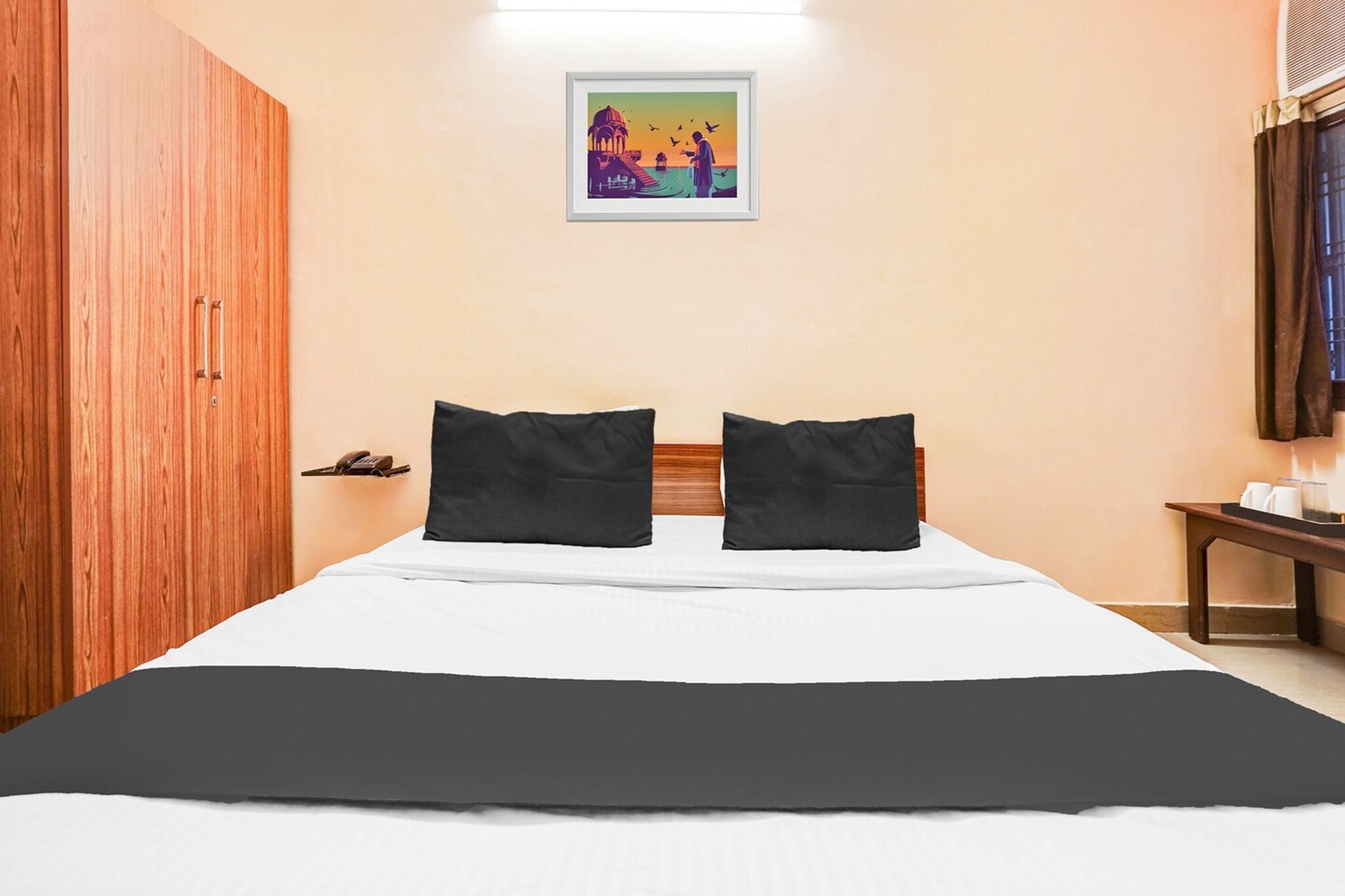 Ground floor: (bedroom(double bed, TV, seating area, air conditioning, telephone, Floor mattress), bathroom(bathtub or shower, shower, washbasin, toilet, Towels incl., shampoo, body soap, hot water), Parking)
