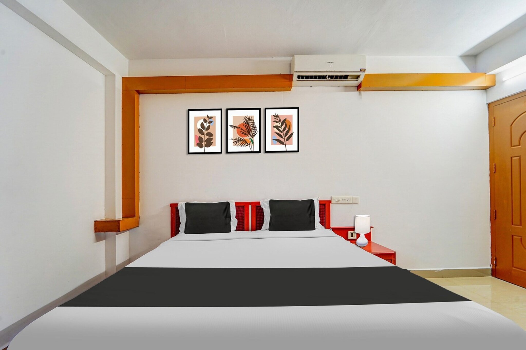 Ground floor: (bedroom(double bed, TV, seating area, air conditioning, Towels incl., telephone), bathroom(bathtub or shower, shower, washbasin, toilet, shampoo, body soap, hot water), parking, lift)