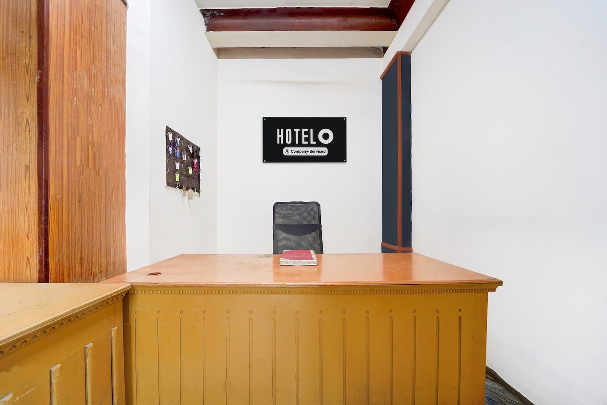 Ground floor: (bedroom(double bed, TV, seating area, air conditioning, Towels incl., telephone), bathroom(bathtub or shower, shower, washbasin, toilet, shampoo, body soap, hot water), Parking)