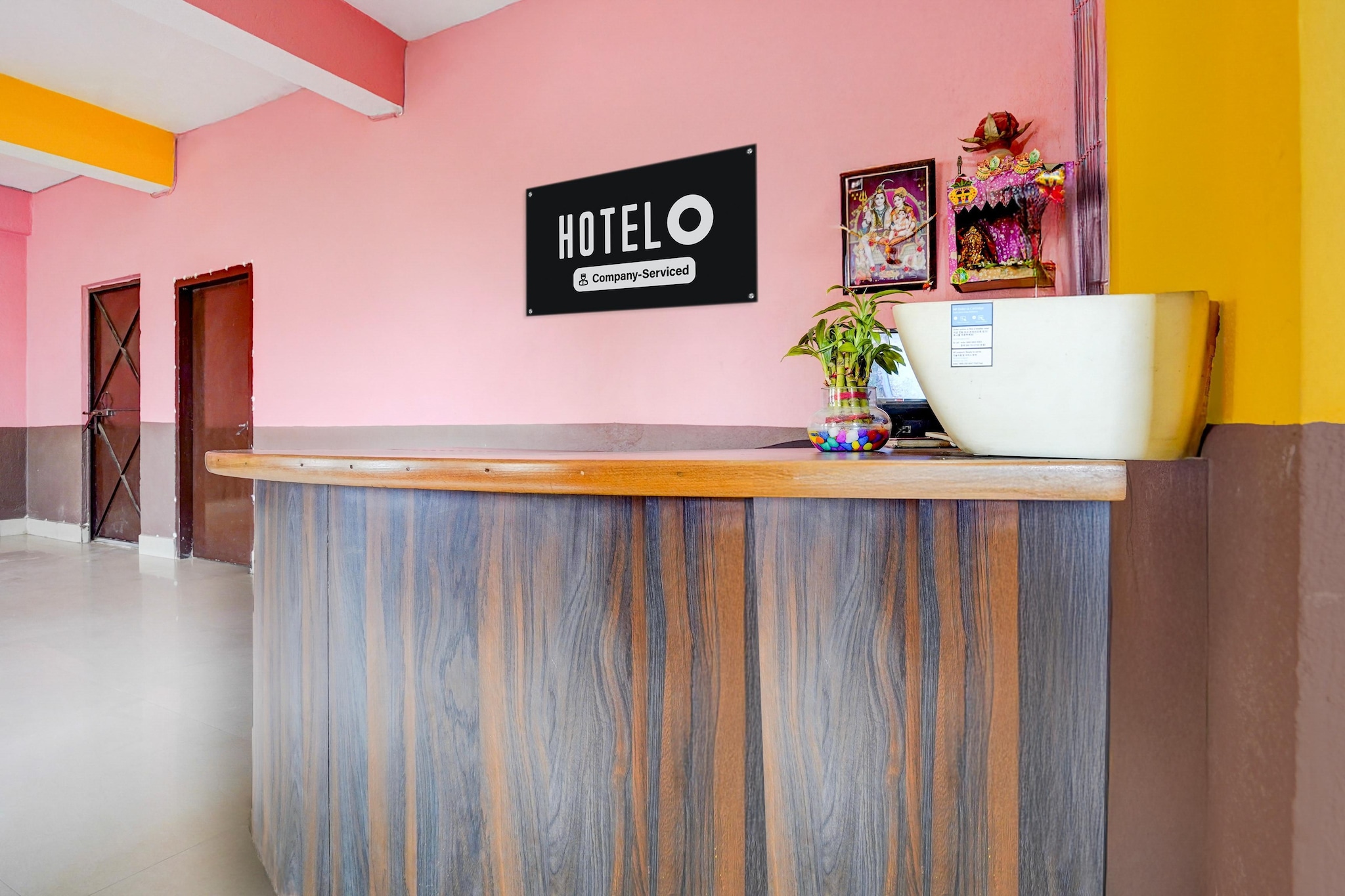 Ground floor: (bedroom(double bed, TV, seating area, air conditioning, Towels incl., telephone), bathroom(bathtub or shower, shower, washbasin, toilet, shampoo, body soap, hot water), lift)