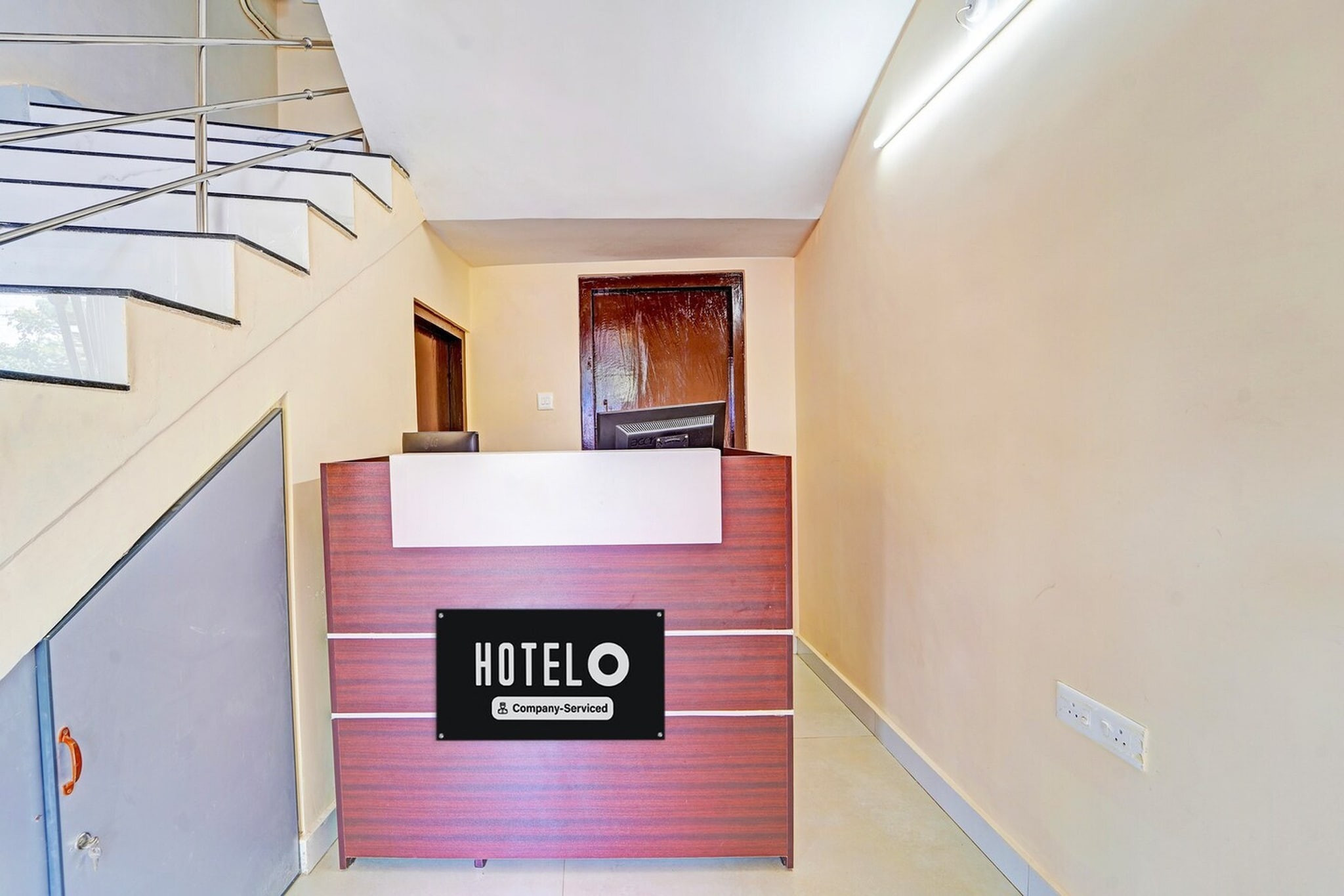 Ground floor: (bedroom(double bed, TV, seating area, air conditioning, Towels incl., telephone), bathroom(bathtub or shower, shower, washbasin, toilet, shampoo, body soap, hot water), parking)