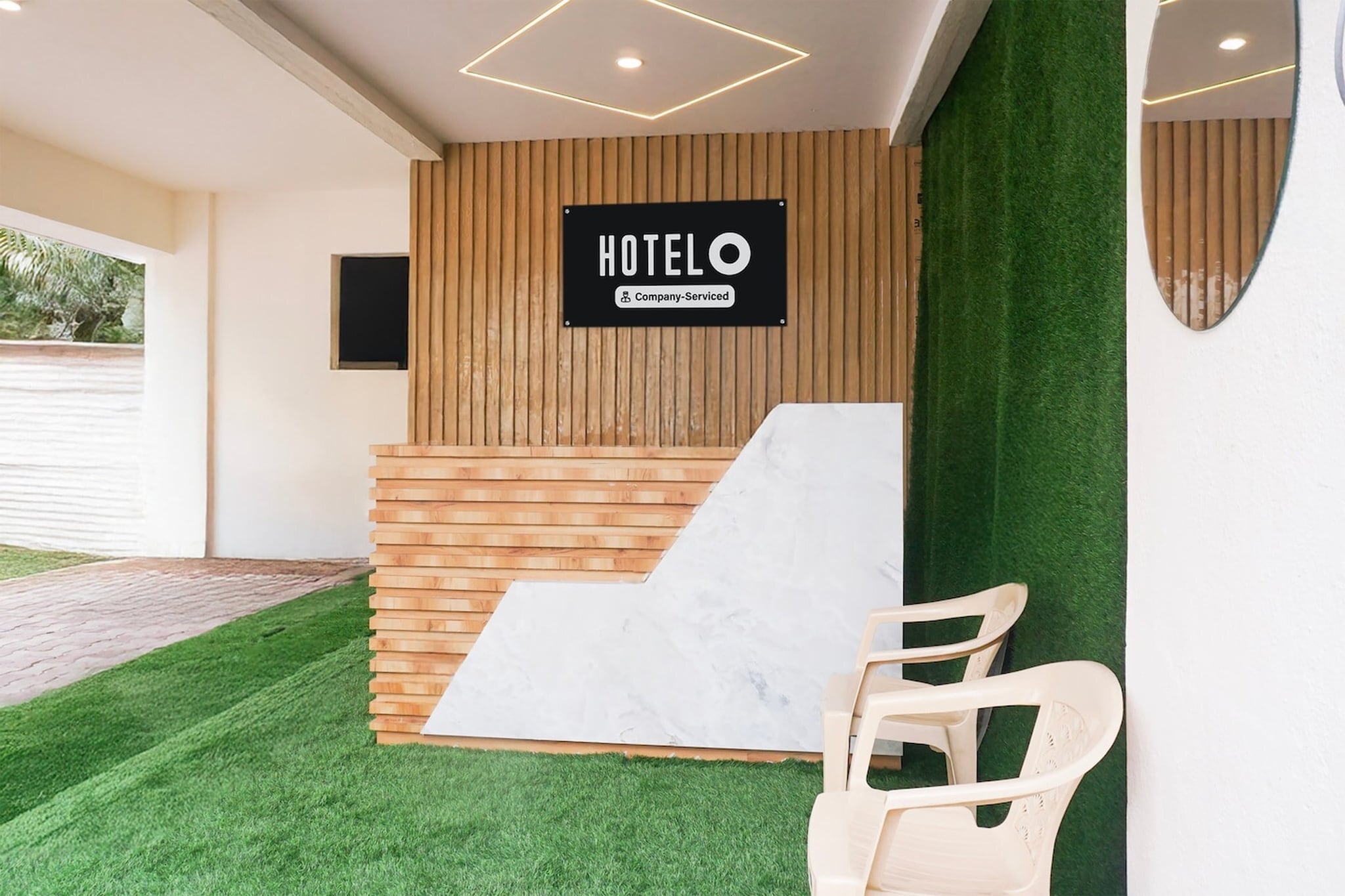 Ground floor: (bedroom(double bed, TV, seating area, seating area, air conditioning, telephone), bathroom(bathtub or shower, shower, washbasin, toilet, Towels incl., shampoo, body soap, hot water), Parking)