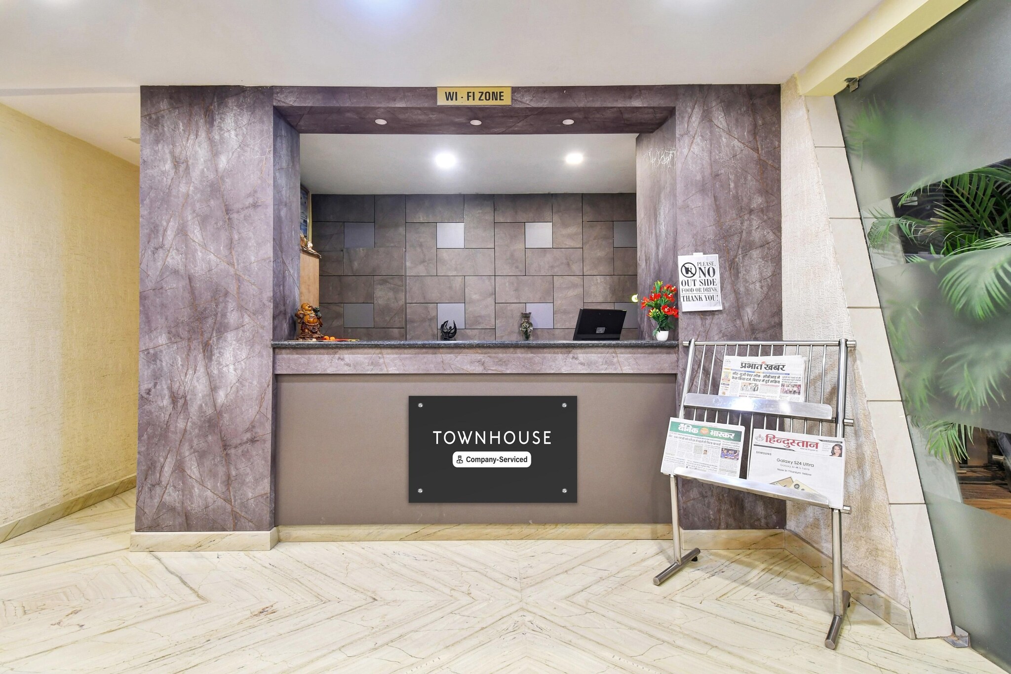 Ground floor: (bedroom(Parking, double bed, TV, seating area, air conditioning, lift, Towels incl., Laundry Package incl., telephone), bathroom(bathtub or shower, shower, washbasin, toilet, shampoo, body soap, hot water))
