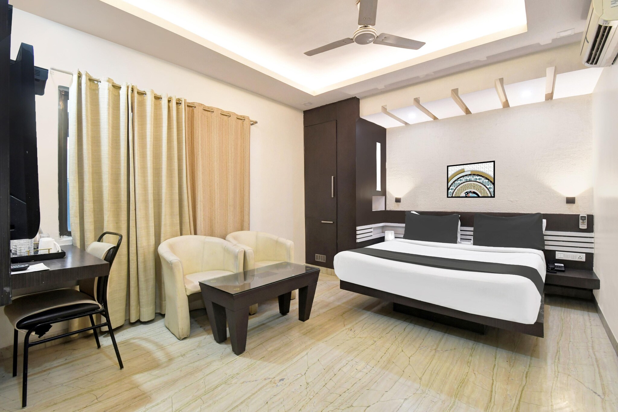 Comfortable Accommodations: Super Townhouse Ranchi Near Railway Station in Ranchi offers family rooms with air-conditioning, private bathrooms, work desks, and free toiletries. Each room includes a TV, wardrobe, and tiled floors.
Dining Experience: The family-friendly restaurant serves Indian cuisine in a welcoming ambience. Guests can enjoy meals in the on-site restaurant or take advantage of room service.
Convenient Facilities: The hotel provides free WiFi throughout, a lift, 24-hour front desk, shared kitchen, housekeeping, laundry, luggage storage, and pet-friendly accommodations.
Location and Attractions: Located 9 km from Birsa Munda Airport and 4 km from Ranchi Railway Station, the property offers easy access to local attractions.
Unmarried couples are warmly welcome at this property.
Guests with local ID proof are warmly welcome.
Early Check-In Policy: A full day’s room rate will be charged for check-ins before 6:00 AM. Complimentary early check-in is available between 6:00 AM and 10:00 AM, subject to room availability.
Check-in is only available to guests aged 18 and above. Please provide a government-issued ID to confirm your age.