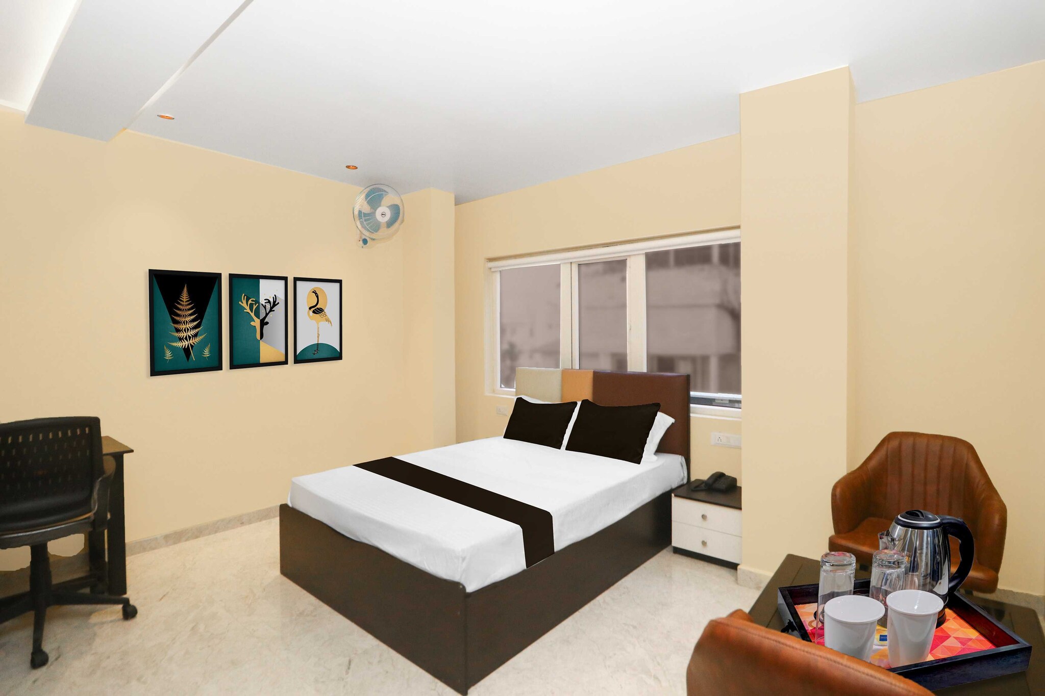 Comfortable Accommodations: Hotel O Ranchi Tapovan Mandir in Ranchi offers family rooms with air-conditioning, private bathrooms, work desks, and seating areas. Each room includes free WiFi, a TV, and free toiletries.
Convenient Facilities: Guests benefit from a 24-hour front desk, daily housekeeping service, room service, and luggage storage. The hotel provides free WiFi throughout the property, ensuring connectivity for all visitors.
Prime Location: Located 2.4 km from Ranchi Railway Station and 4 km from Birsa Munda Airport, the hotel is situated near Doranda Post Office. Nearby attractions include Niwaranpur and Katwin House.