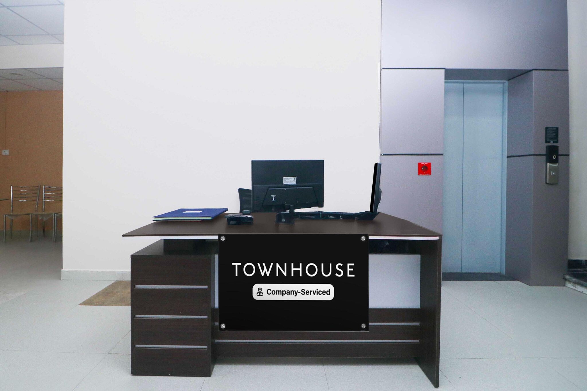 Ground floor: (bedroom(double bed, TV, seating area, air conditioning, Towels incl., telephone), bathroom(bathtub or shower, shower, washbasin, toilet, shampoo, body soap, hot water), Parking)