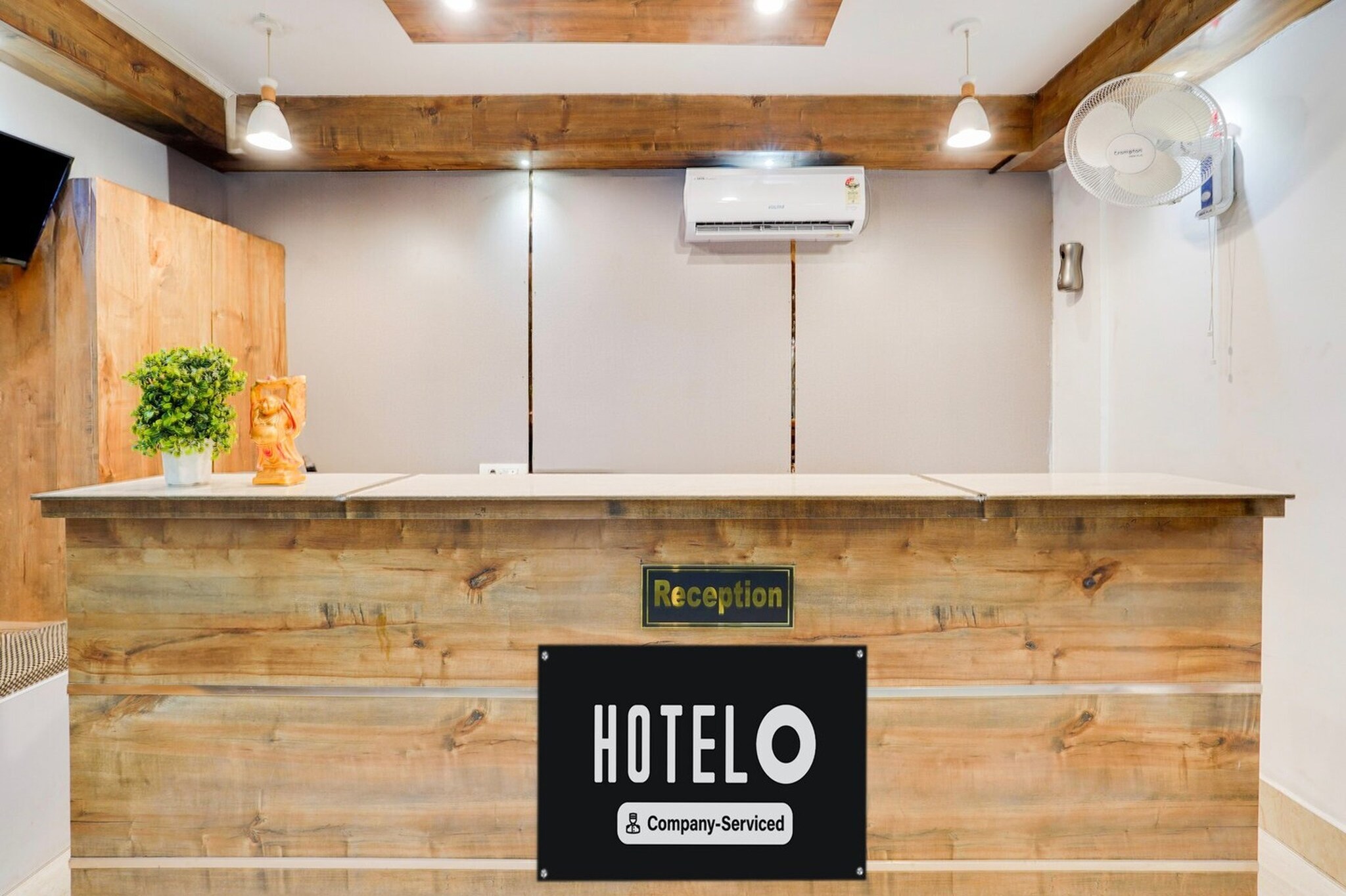 Ground floor: (bedroom(double bed, TV, seating area, air conditioning, Towels incl., telephone), bathroom(bathtub or shower, shower, washbasin, toilet, shampoo, body soap, hot water), Parking)