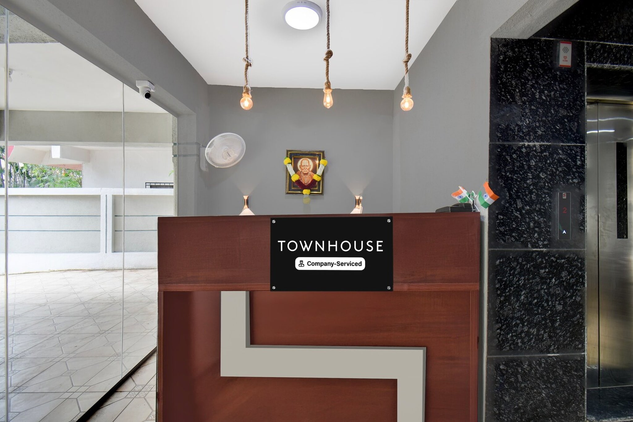 Ground floor: (bedroom(double bed, TV, seating area, air conditioning, lift, Towels incl., telephone), bathroom(bathtub or shower, shower, washbasin, toilet, shampoo, body soap, hot water))