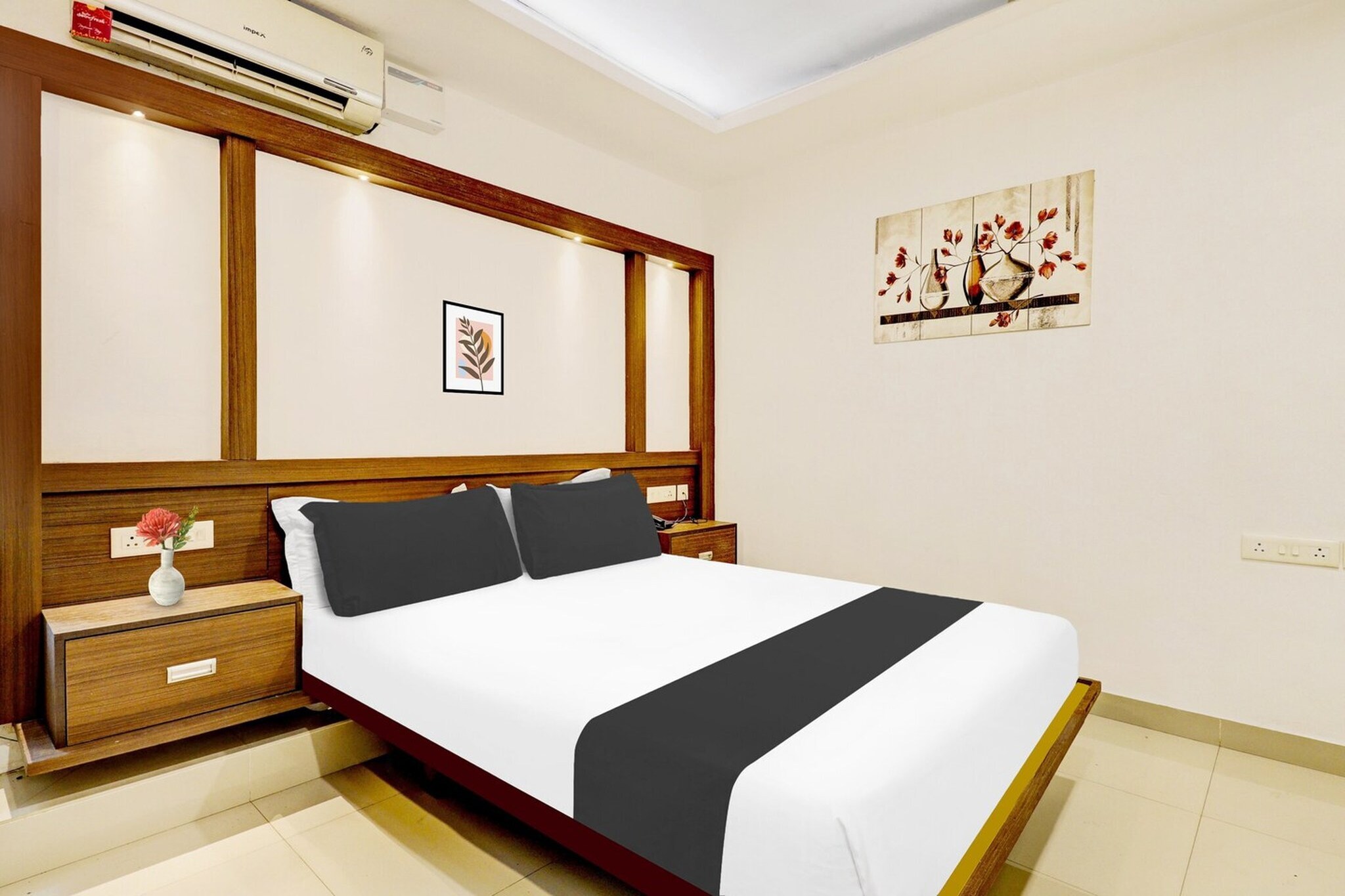 Comfortable Accommodation: Super Hotel O Kazhakoottam in Trivandrum offers 4-star comfort with free WiFi, air-conditioning, and TV. Family rooms and full-day security ensure a pleasant stay.
Convenient Facilities: Guests enjoy a lounge, lift, 24-hour front desk, housekeeping, room service, and meeting rooms. Additional amenities include a continental breakfast and full-day security.
Prime Location: Located 14 km from Thiruvananthapuram International Airport, the hotel is near attractions such as Sree Padmanabhaswamy Temple (15 km) and Napier Museum (15 km). Guests appreciate the room comfort and cleanliness.
Unmarried couples are warmly welcome at this property.
Guests with local ID proof are warmly welcome.
Early Check-In Policy: A full day’s room rate will be charged for check-ins before 6:00 AM. Complimentary early check-in is available between 6:00 AM and 10:00 AM, subject to room availability.
Check-in is only available to guests aged 18 and above. Please provide a government-issued ID to confirm your age.