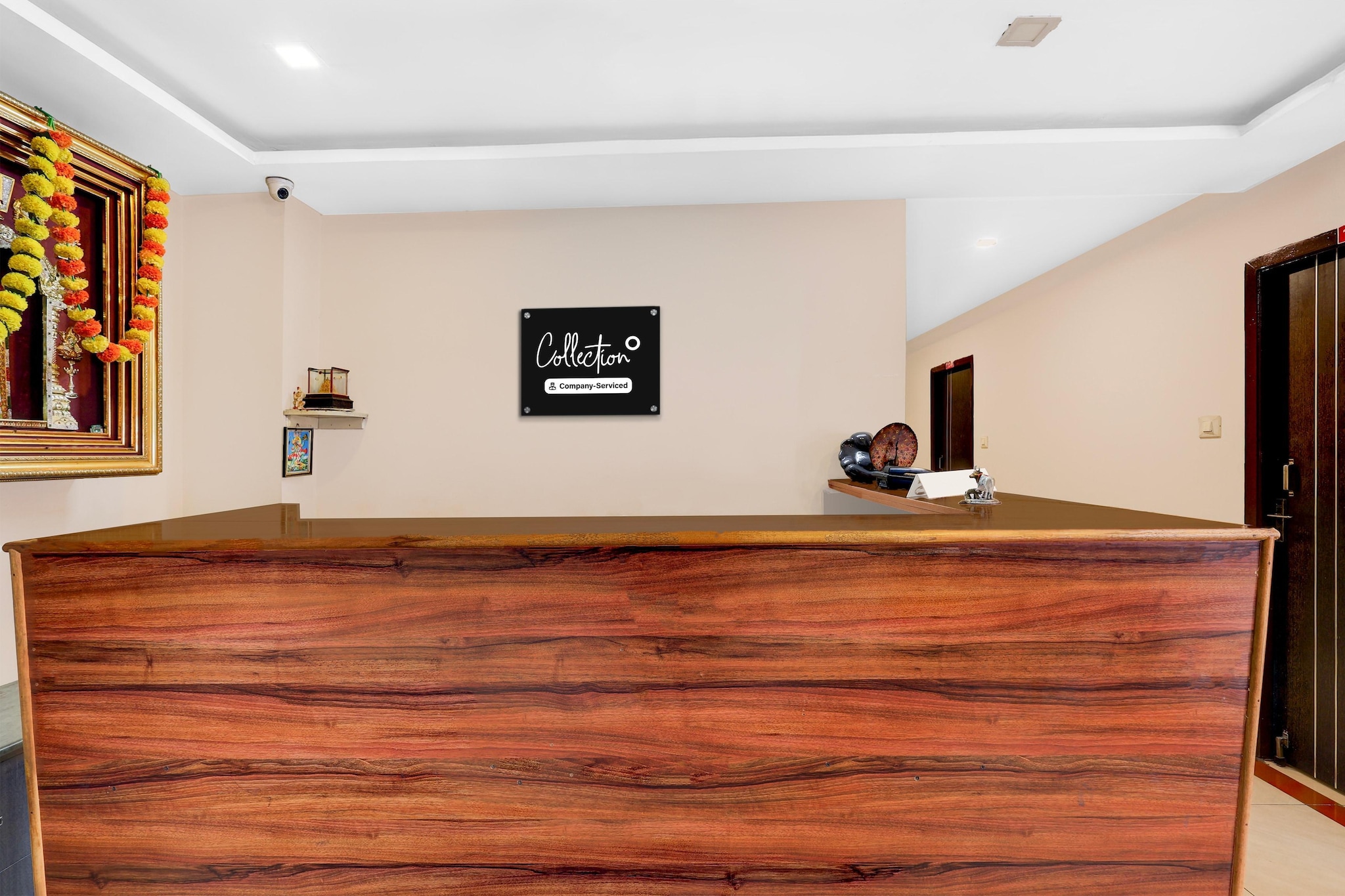 Ground floor: (bedroom(double bed, TV, seating area, air conditioning, Towels incl., telephone), bathroom(bathtub or shower, shower, washbasin, toilet, shampoo, body soap, hot water), lift, Laundry Package incl.)