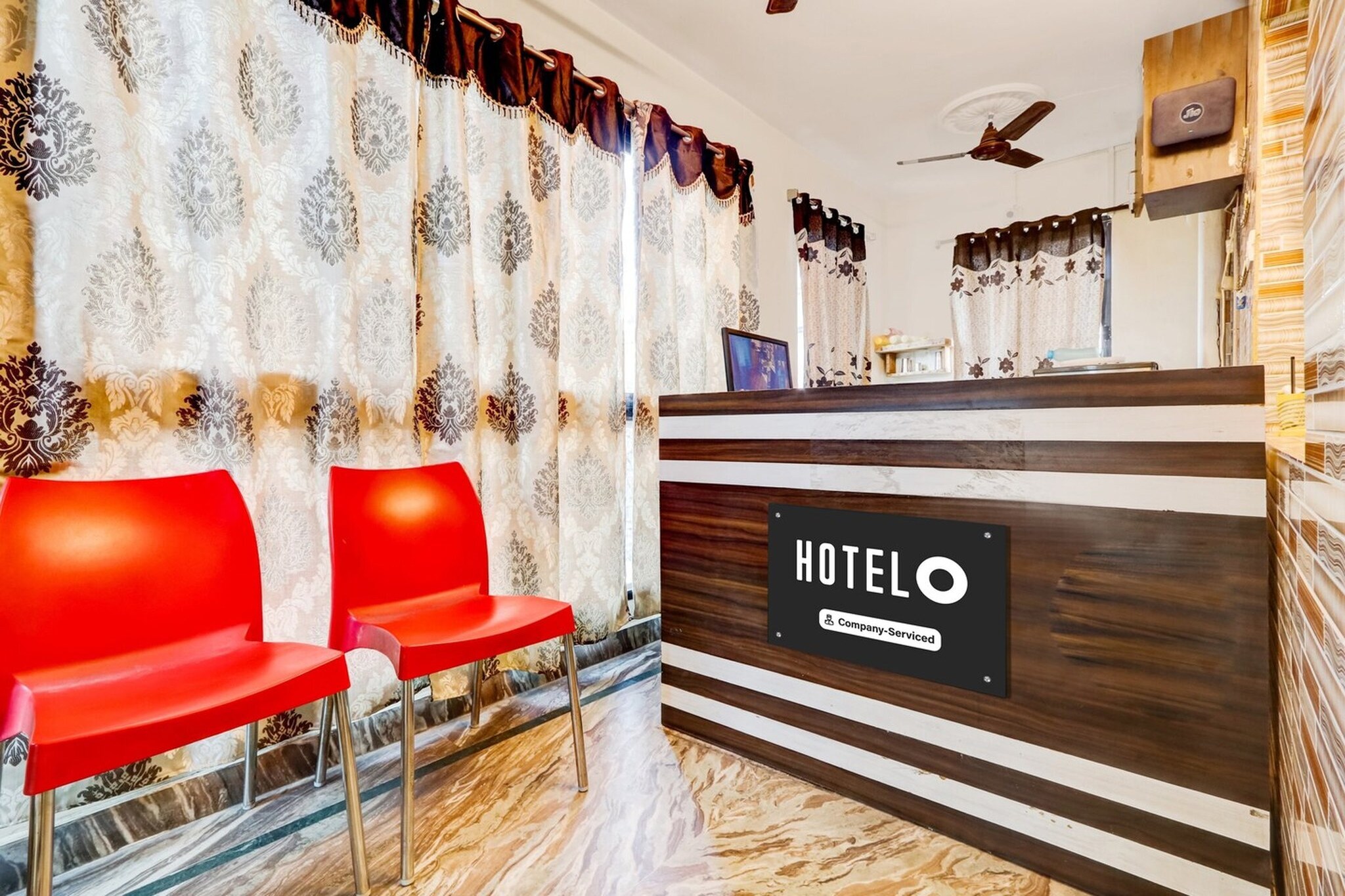 Ground floor: (bedroom(double bed, TV, seating area, air conditioning, Towels incl., telephone), bathroom(bathtub or shower, shower, washbasin, toilet, shampoo, body soap, hot water), Parking)