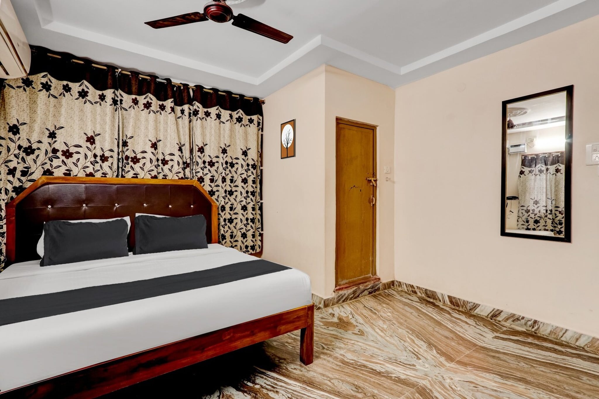 Super Hotel O Adarsh Nagar Near Kavya Hospital is located in Pedda Waltair, within 4.5 km of Kailasagiri Train Station and 4.7 km of Kailasa Giri. With free WiFi, this 4-star hotel offers a shared lounge and room service. The property is allergy-free and is set 6 km from Indira Gandhi Zoological Park.
At the hotel every room includes air conditioning, a seating area, a flat-screen TV with satellite channels, a safety deposit box and a private bathroom with a shower. The units feature a desk.
Speaking English and Hindi at the reception, staff are always on hand to help.
Diamond Park is 7 km from Super Hotel O Adarsh Nagar Near Kavya Hospital, while Dondaparithy is 7.1 km away. Visakhapatnam Airport is 13 km from the property.
Unmarried couples are warmly welcome at this property.
Guests with local ID proof are warmly welcome.
Apologies, but we are currently unable to host foreign nationals at this property.
Early Check-In Policy: A full day’s room rate will be charged for check-ins before 6:00 AM. Complimentary early check-in is available between 6:00 AM and 10:00 AM, subject to room availability.
Check-in is only available to guests aged 18 and above. Please provide a government-issued ID to confirm your age.
