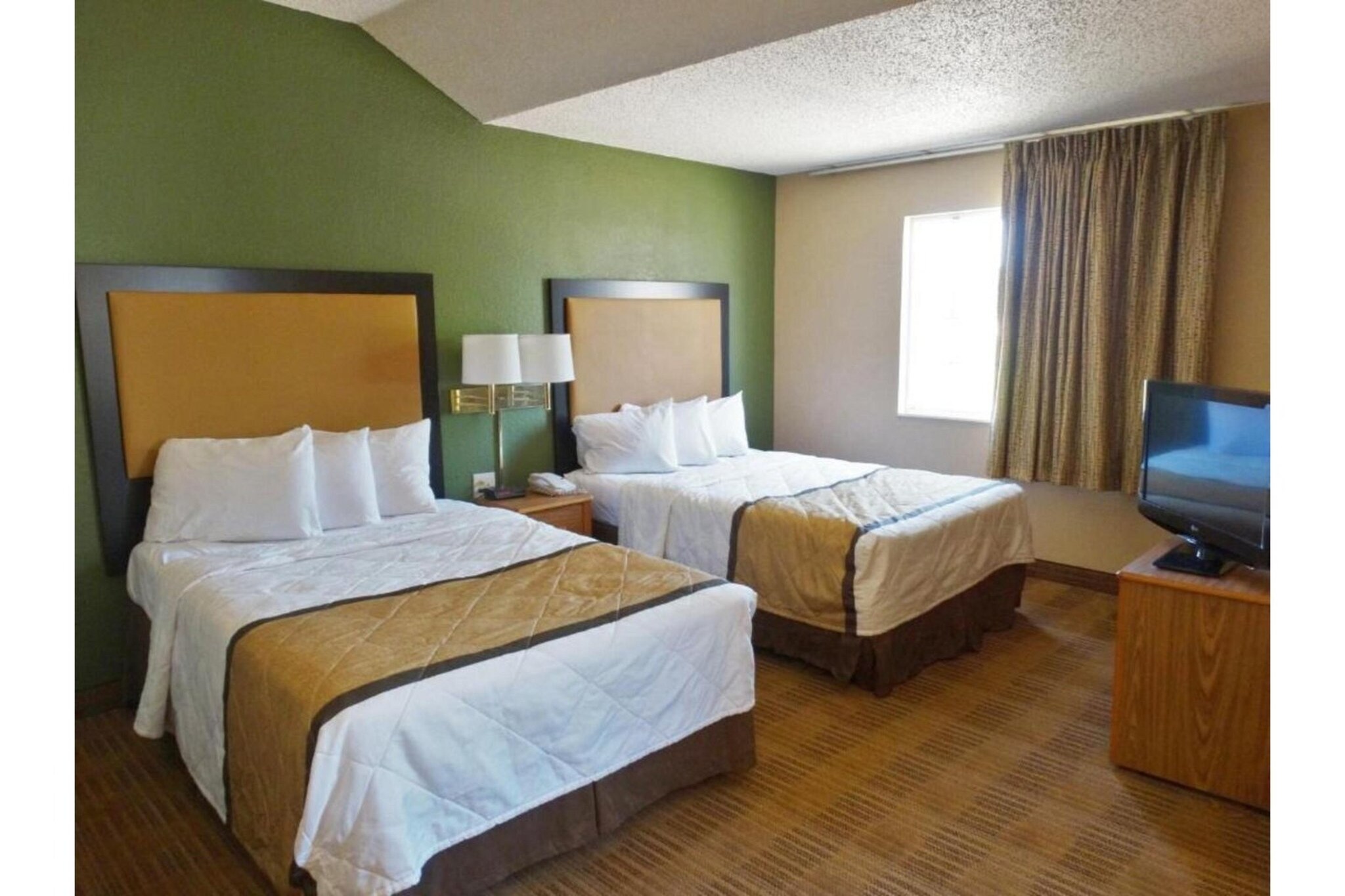 Comfortable Accommodations: Extended Stay America Suites - Fishkill - Route 9 in Fishkill offers family rooms with air-conditioning, private bathrooms, and fully equipped kitchens. Each room includes a sofa bed, work desk, and free toiletries.
Essential Facilities: Guests enjoy free WiFi, a lift, 24-hour front desk, and a picnic area. Free on-site private parking is available.
Local Attractions: Stewart International Airport is 19 km away. Nearby points include Mid Hudson Children's Museum (11 km), Marist College (14 km), and Bear Mountain State Park (39 km).