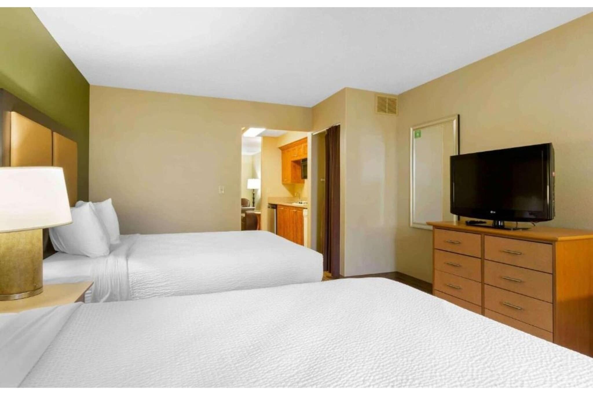 Comfortable Accommodations: Studio 6 Extended Stay Findlay Tiffin Avenue OH in Findlay offers air-conditioned rooms with kitchenettes, private bathrooms, and free WiFi. Each room includes a refrigerator, work desk, and seating area.
Leisure Facilities: Guests can enjoy a fitness centre and indoor swimming pool. Additional amenities include free toiletries, microwave, bath or shower, TV, and sofa.
Convenient Location: Located 79 km from Toledo Express Airport, the hotel provides free on-site private parking. Reception staff speak English.