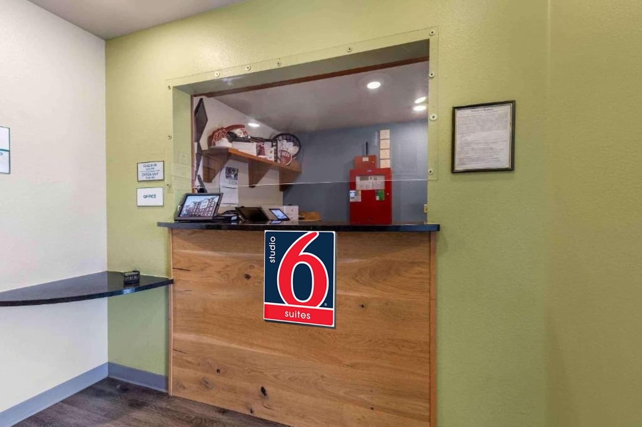 Ground floor: (Kitchen(microwave, fridge), bedroom(double bed, TV(flatscreen), air conditioning, telephone), bathroom(bath tub, shower, toilet))\n\nInternet access, parking, lift, heating