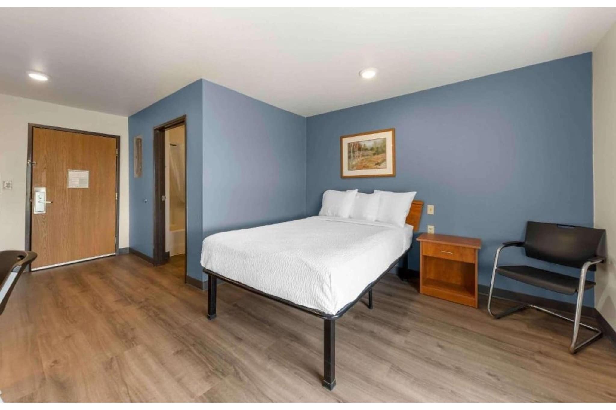 Extended Stay America Select Suites - Oklahoma City - Norman in Norman offers family rooms with air conditioning and private bathrooms and fully equipped kitchens Each room includes a refrigerator and microwave and stovetop and TV and free toiletries Guests enjoy free WiFi and a lift and full day security and express check in and check out services Free on site private parking is available ensuring convenience throughout the stay Located 17 km from Will Rogers World Airport the hotel is near attractions such as Fred Jones Jr Museum of Art 10 km and University of Oklahoma 11 km Guests appreciate the room cleanliness and convenient location and comfortable beds
