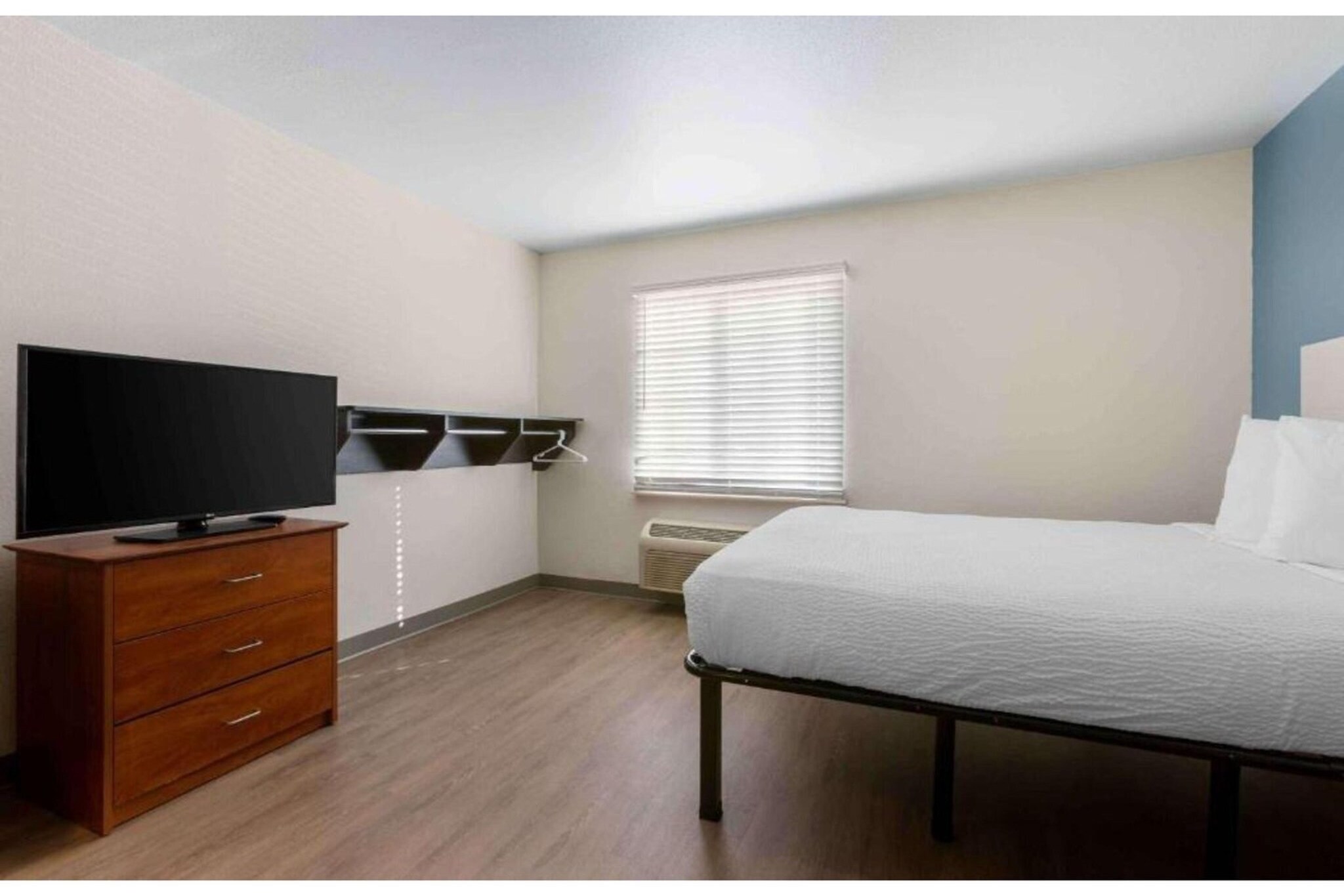 Comfortable Accommodations: Studio 6 Extended Stay El Paso East TX in El Paso offers family rooms with air-conditioning, private bathrooms, and fully equipped kitchens. Each room includes a refrigerator, microwave, TV, and wardrobe.

Essential Facilities: Guests enjoy free WiFi, full-day security, and express check-in and check-out services. Free on-site private parking is available for convenience.

Local Attractions: Chamizal Park is 22 km away, Benito Juarez Olympic Stadium 23 km, El Paso Museum of Art 24 km, and El Paso International Airport 13 km from the hotel. Other nearby points include Ciudad Juarez Cathedral and Hueco Tanks State Historic Site.