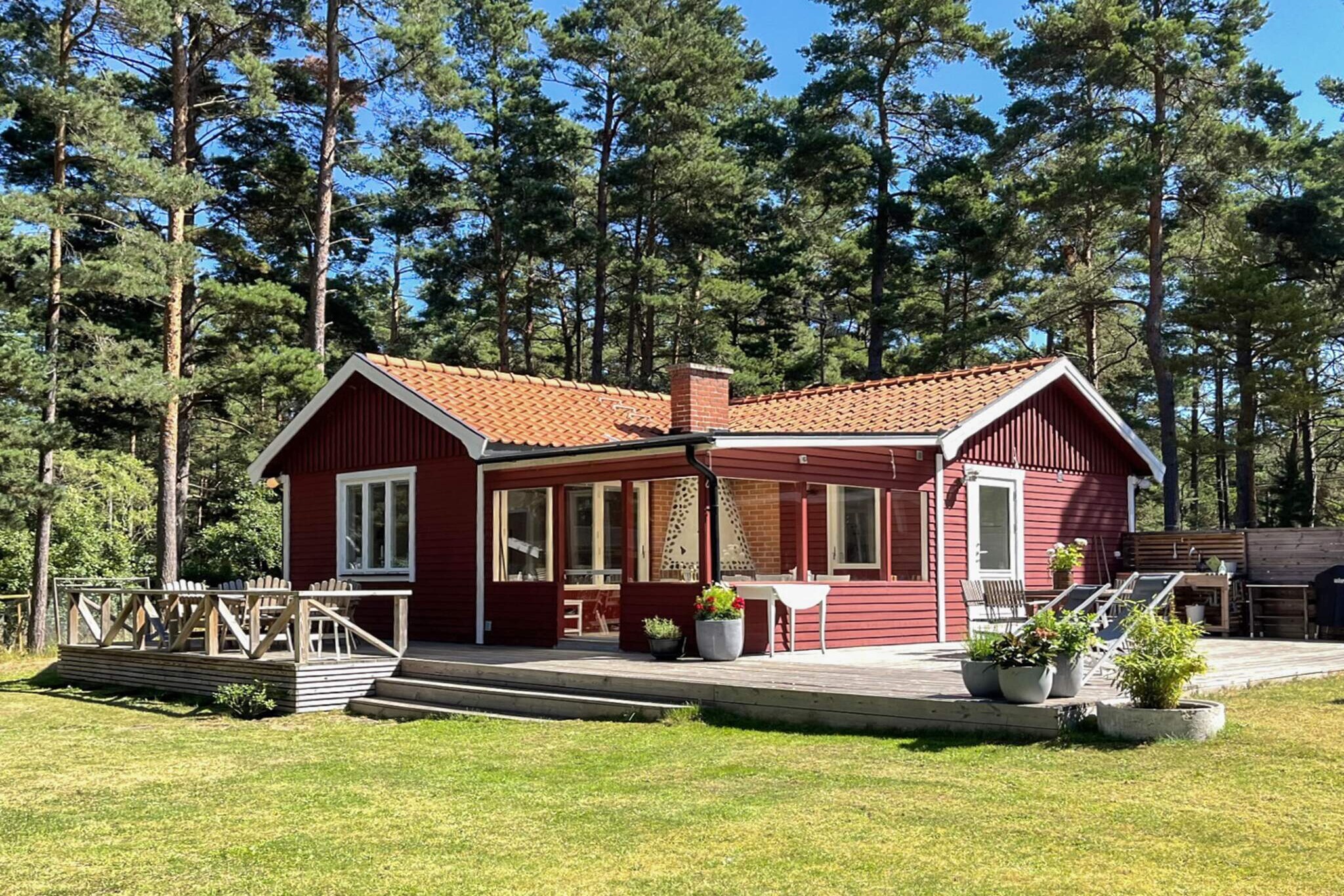 Welcome to a peaceful and natural summer house in Yngsjöstrand - here you are surrounded by peace, sea and beautiful nature. You live in a quiet and sought-after area surrounded by pine forests and fresh sea air, with proximity to one of Österlen's most beautiful sandy beaches. A perfect accommodation for family and friends looking for relaxation, quality time and wonderful experiences. Only about 850 meters away, one of Österlen's finest sandy beaches awaits. The walk there goes through scenic surroundings and the reward is a quiet and spacious beach with plenty of space. The house offers an inviting outdoor environment with a large, lovely wooden terrace with a generous dining table and plenty of seating that becomes a natural gathering place during the holiday. There is both a barbecue and a practical outdoor kitchen, perfect for long, warm summer evenings. The glazed outdoor room with fireplace creates an extra cozy place even when the temperature drops and is also equipped with a large dining table with plenty of space for everyone. The plot also has a separate annex with a toilet and a bunk bed (wider lower bunk), which provides extra flexibility. After a day at the seaside, the outdoor shower is a much-appreciated detail, while there is an indoor shower for extra comfort. The kitchen is functional and fully equipped for self-catering. In the living room, you can gather around the dining table or relax on the corner sofa in front of the TV with Chromecast, and on cooler evenings, the wood-burning stove adds an extra cozy feel. The house has two bedrooms with a total of four beds, divided into single beds and a double bed. The generous plot is a lovely combination of natural land and grassy area - there is plenty of space for both relaxation and play. The flat lawn is ideal for playing kubb, ball games or other summer activities, while the pine forest provides shade and peace. The area offers a network of fine paths and quiet roads through the forest and along the coast - perfect for relaxing walks, runs or bike rides in a scenic environment. Only about 850 meters from the house there is a small unmanned grocery store where you can easily buy necessities. For those who want to explore the area, there are bicycles and a bicycle trailer to borrow - perfect for trips to the beach or along the scenic cycle paths. At Yngsjö Havsbad, about 2.5 km away, not only the fantastic beach awaits you but also a summer restaurant, kiosk, mini golf and tennis courts. Only about 10 minutes away is charming Åhus - known for its picturesque harbor, its ice cream parlors and as the home of Absolut Vodka. Here you will find cozy cafes, restaurants, small shops and attractions such as the Absolut Vodka visitor center and the historic city center. Along the coast and in the surrounding area there are also several excursion destinations, nature reserves and farm shops to discover. Between Åhus and Yngsjö is the popular smokehouse with both a restaurant and shop - an obvious stop for those who want to enjoy local delicacies.