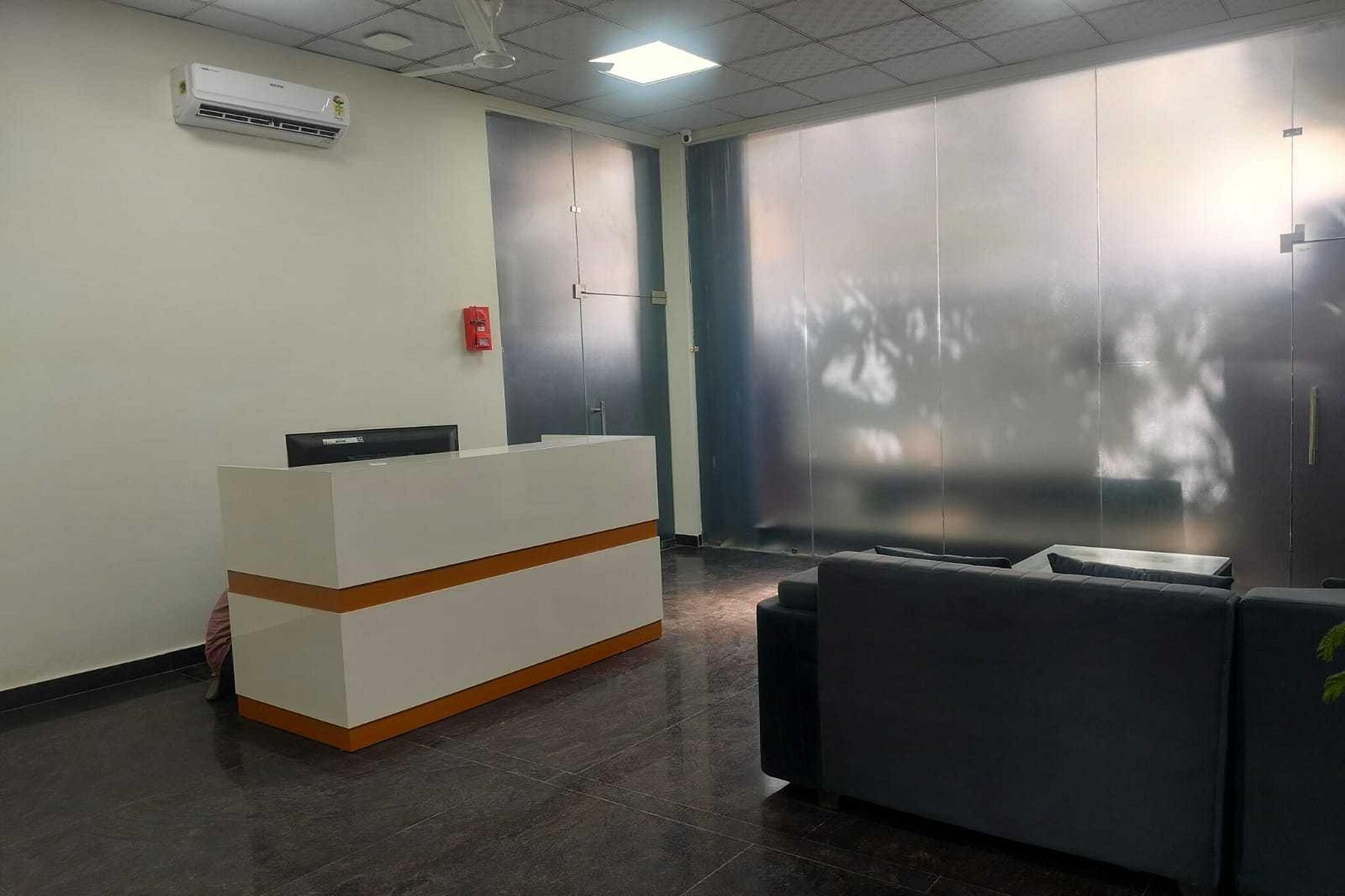 Ground floor: (bedroom(double bed, TV, seating area, air conditioning, Towels incl., telephone), bathroom(bathtub or shower, shower, washbasin, toilet, shampoo, body soap, hot water), lift)