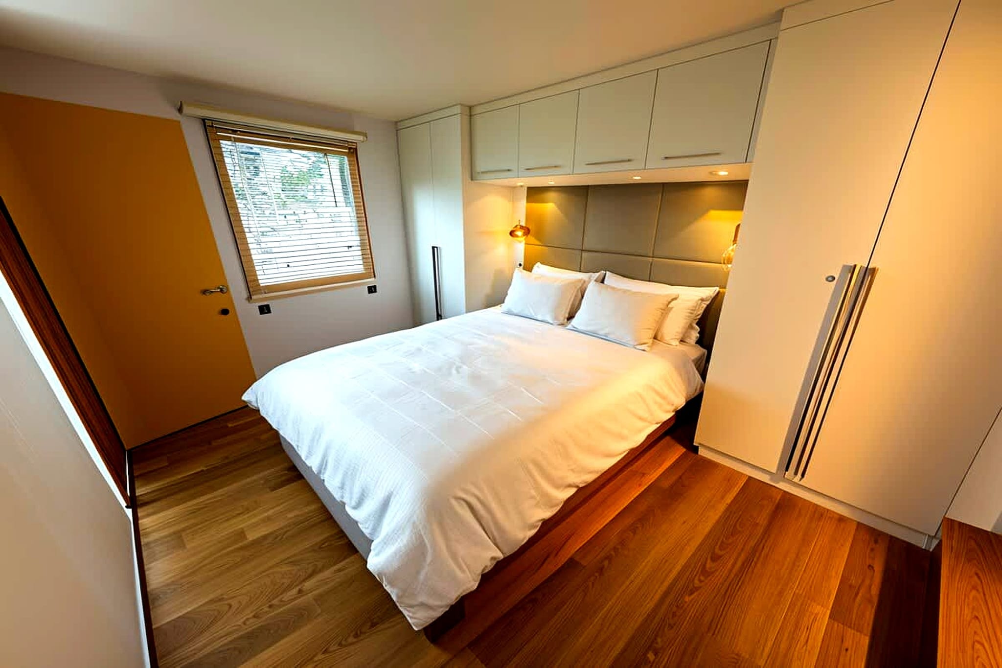 Bed Linen, Hot Water, Wardrobe, Kitchen(stove, electric kettle, toaster, coffee machine, oven, microwave, dishwasher, fridge, dishes and cutlery, Cooking basics, Wine glasses), Living/diningroom(single sofa bed, TV(flatscreen), dining table, seating area), bedroom(double bed), bedroom(double bed), bathroom(shower, washbasin, toilet, hairdryer), bathroom(shower, washbasin, toilet), First Aid, Indoor play area, tumble dryer, washing machine, balcony or terrace, heating, iron, plancha grill, crib(free), Essentials, Dedicated workspace, Cleaning products, Extra pillows and blankets, Long term stays allowed, Room-darkening shades