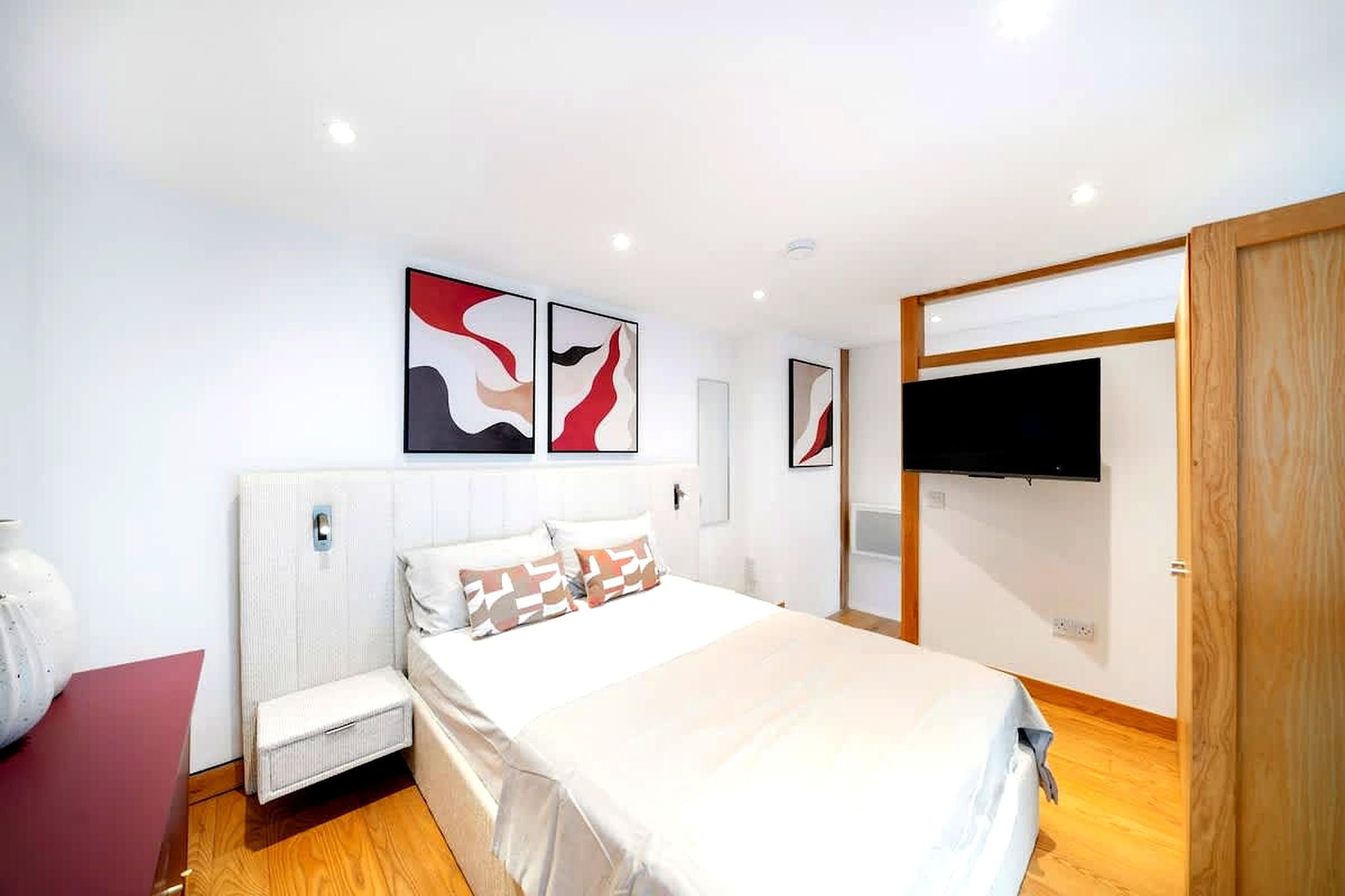 Bed Linen, Hot Water, Internet Access DSL, Wardrobe, Kitchen(stove, toaster, coffee machine, microwave, fridge, dishes and cutlery, Cooking basics, Coffee, Wine glasses), Living/diningroom(TV(flatscreen), dining table, seating area), bedroom(double bed), bedroom(double bed), bathroom(shower, washbasin, toilet, hairdryer, shampoo, body soap, Conditioner, Shower gel), First Aid, washing machine, heating, iron, Towels/Sheets (Incl.), parking (paying), Essentials, Cleaning products, Extra pillows and blankets