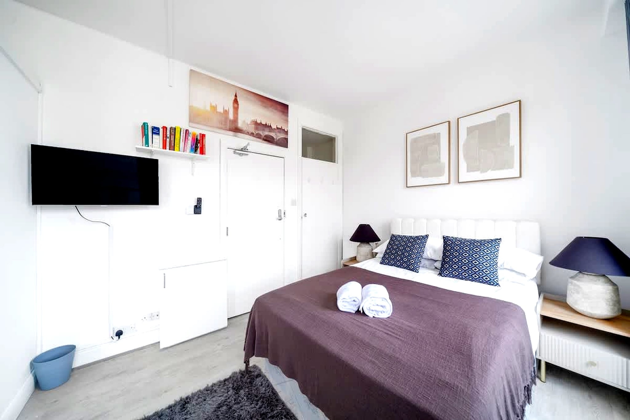 Bed Linen, Hot Water, Internet Access DSL, Wardrobe, Kitchen(electric kettle, toaster, coffee machine, microwave, fridge-freezer, dishes and cutlery, Cooking basics, Coffee, Wine glasses), Living/diningroom(TV(flatscreen), dining table, seating area), bedroom(double bed), bathroom(shower, washbasin, toilet, hairdryer, shampoo, body soap, Conditioner, Shower gel), First Aid, fridge, heating, iron, Towels/Sheets (Incl.), parking (paying), Essentials, Dedicated workspace, Long term stays allowed