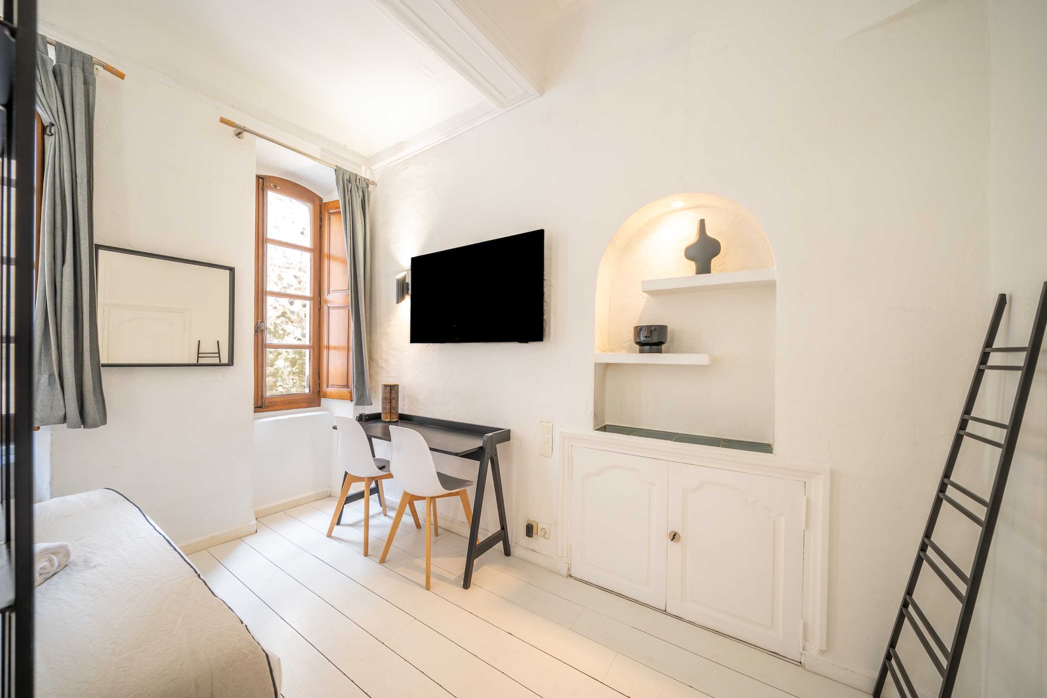 📌 Checkmyguest offers a bright and comfortable apartment, ideally located just a few steps from Place des Lices and the port of Saint-Tropez, in the heart of a lively neighborhood. Modern and well laid out, it provides the perfect base to enjoy shops, cafés, restaurants, and museums, and to explore the city easily on foot.