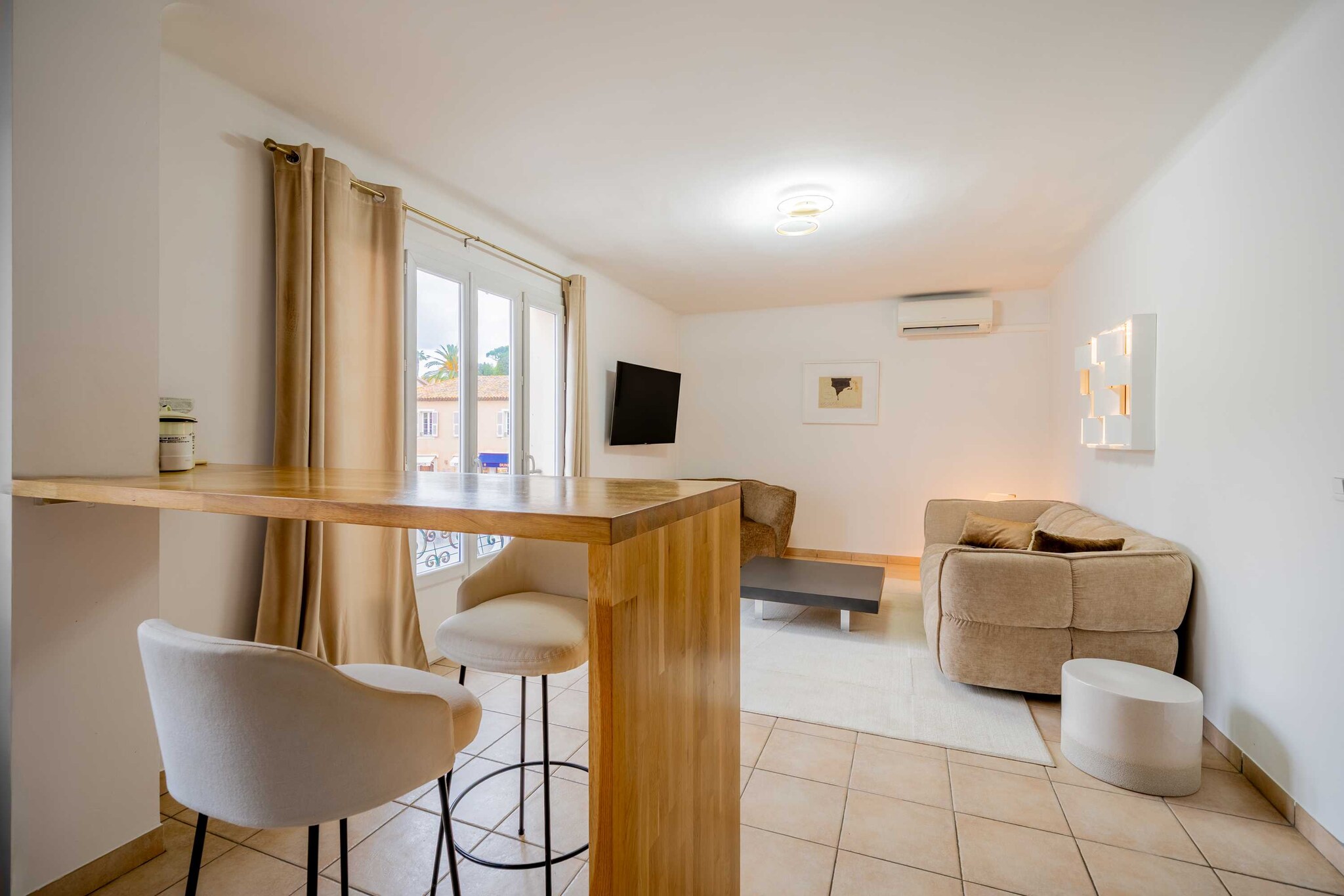📌 Checkmyguest offers a warm and welcoming apartment, ideally located just a few steps from the famous Place des Lices, in the heart of Saint-Tropez. Comfortable and well designed, it provides a pleasant setting to enjoy picturesque streets, markets, restaurants, and shops. A perfect base to experience the unique and sunny atmosphere of the city.