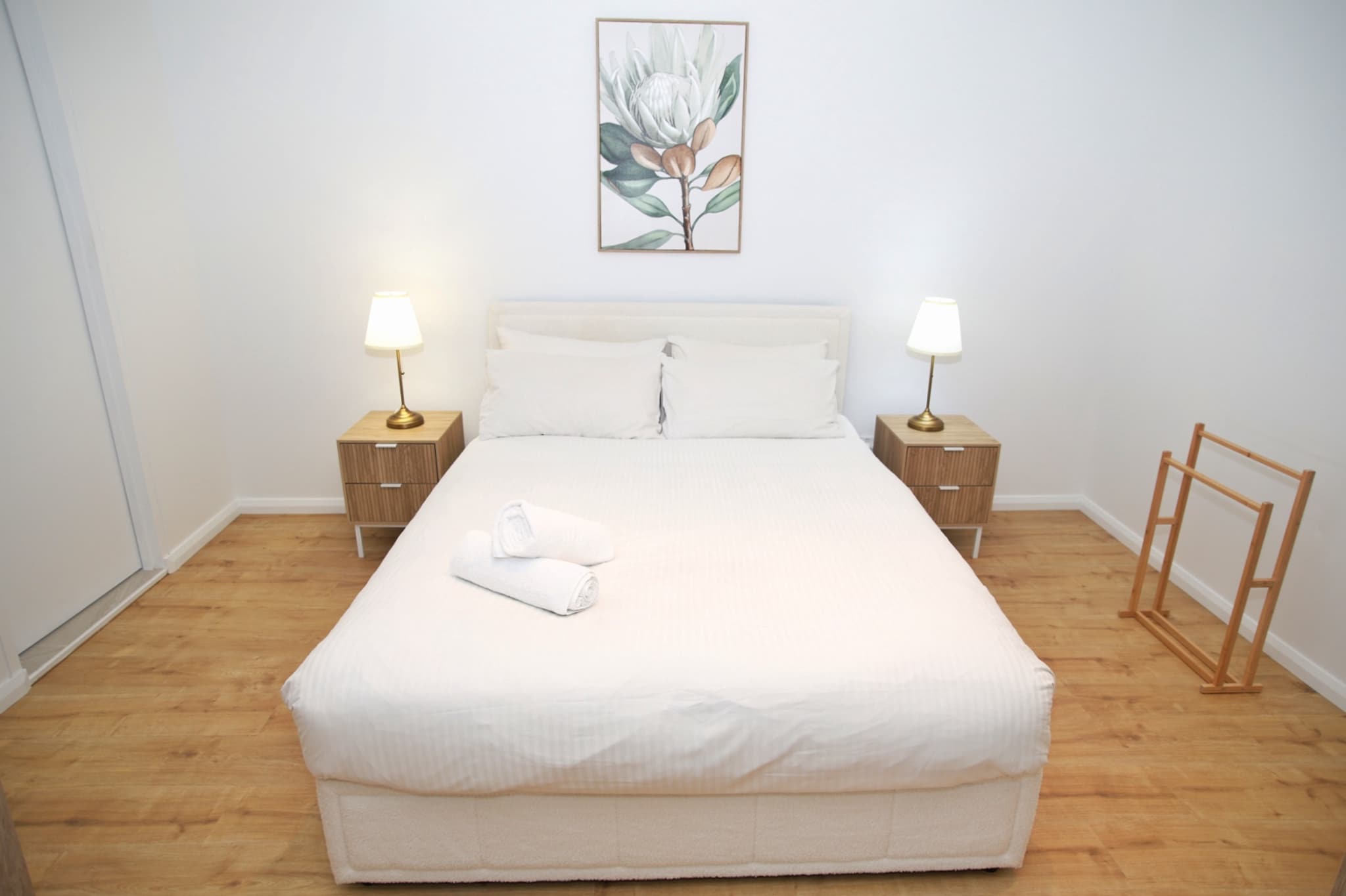 Bed Linen, Fan, Hot Water, Internet Access DSL, Wardrobe, Living room(TV, heating, air conditioning), Kitchen(dining table, stove, electric kettle, toaster, coffee machine, microwave, fridge, dishes and cutlery, Cooking basics, Coffee, Wine glasses), bedroom(Queen Bed), bathroom(bath tub, hairdryer, Towels/Sheets (Incl.), shampoo, body soap, Essentials, Conditioner, Shower gel), First Aid, Beach, Play area, Long term stays allowed, Near Ocean