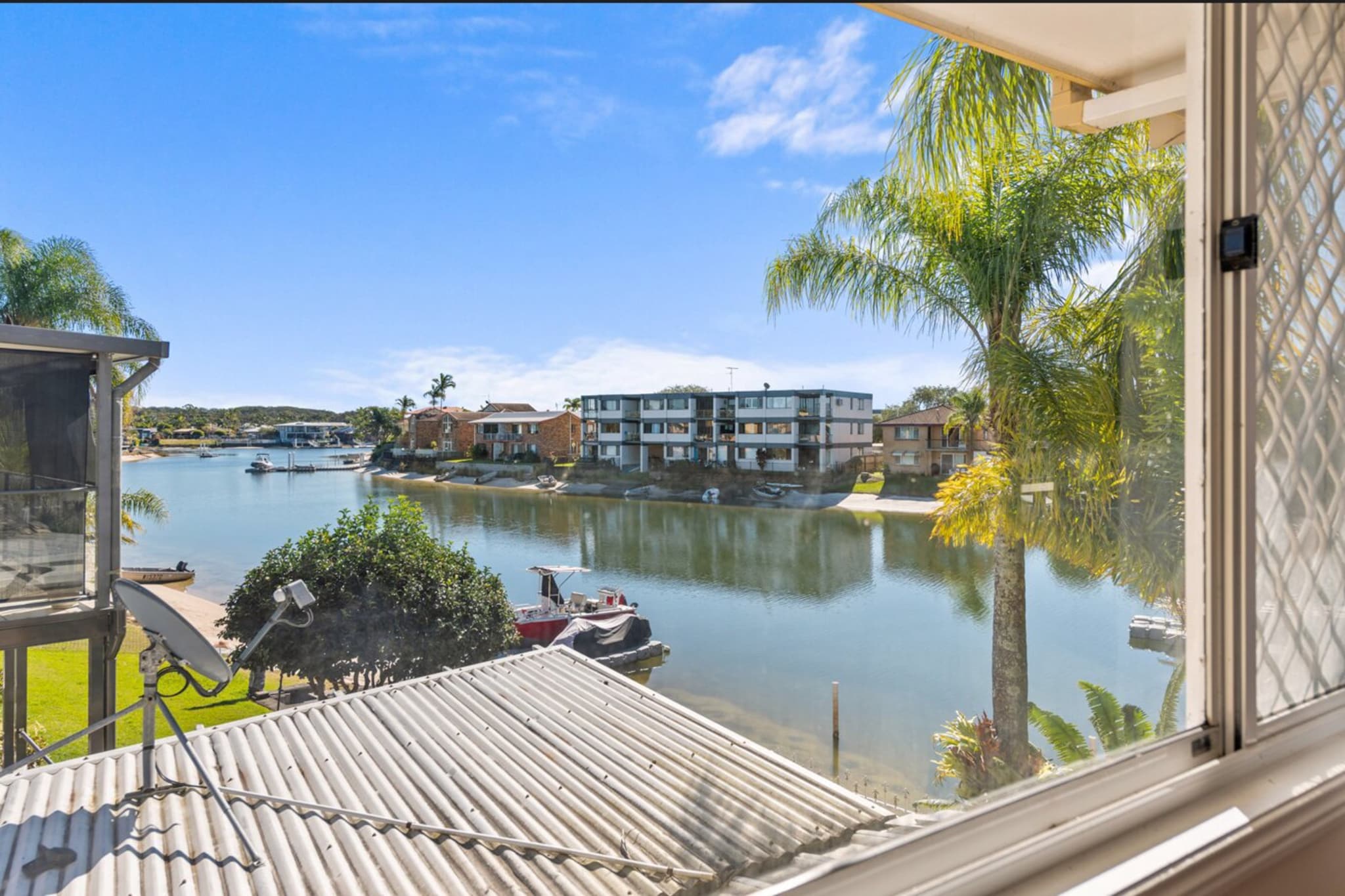 Family Friendly 2 Bed Flat with Balcony