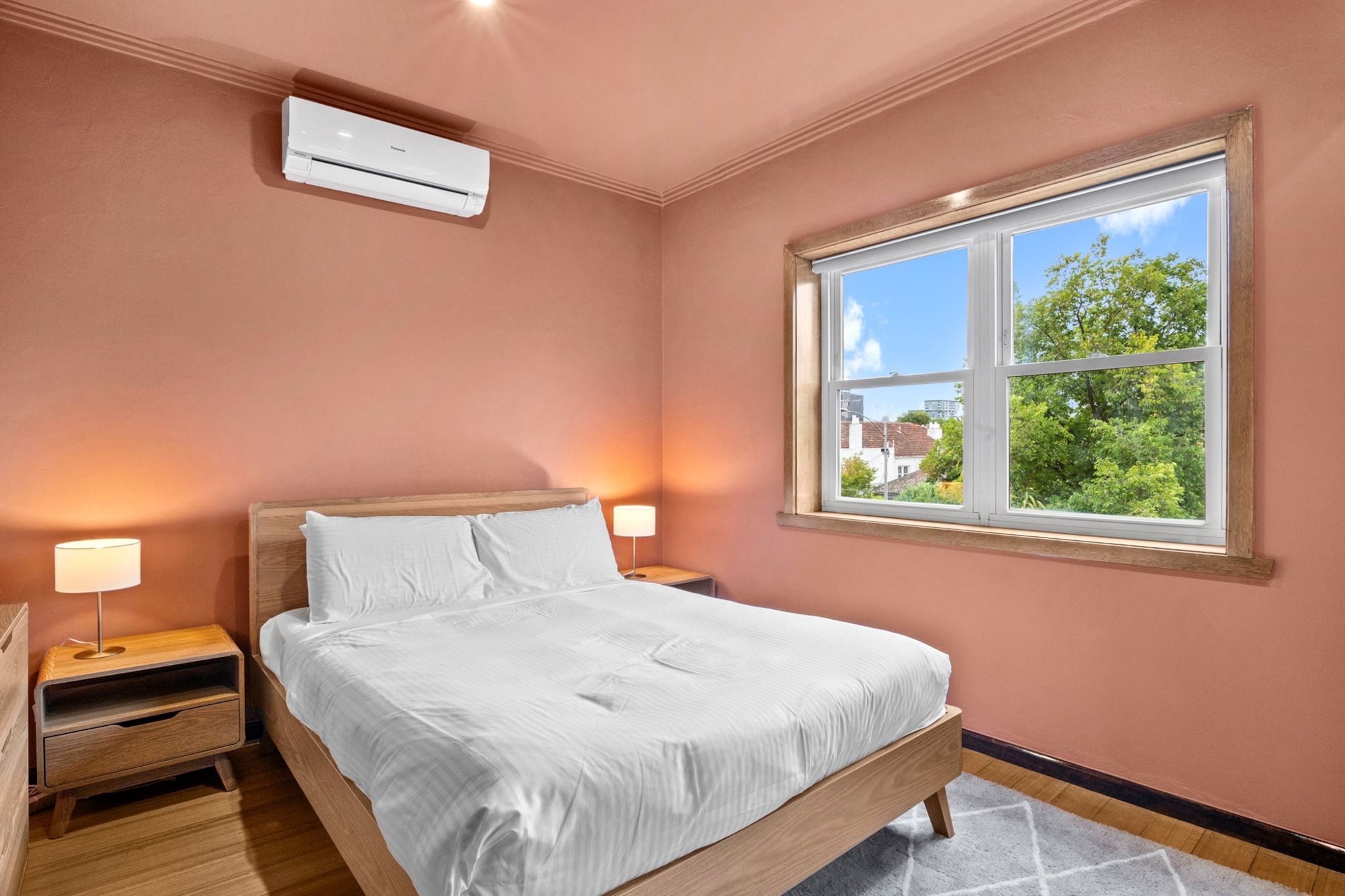 Bed Linen, Hot Water, Internet Access DSL, Wardrobe, Living room(TV, heating, air conditioning), Kitchen(dining table, stove, electric kettle, toaster, coffee machine, oven, microwave, dishwasher, fridge, dishes and cutlery, Cooking basics, Coffee, Wine glasses), bedroom(Queen Bed), bathroom(tumble dryer, bath tub, washing machine, iron, hairdryer, Towels/Sheets (Incl.), shampoo, body soap, Essentials, Conditioner, Shower gel), First Aid, Play area, Carbon monoxide detector, Downtown, Long term stays allowed, Room-darkening shades, Town