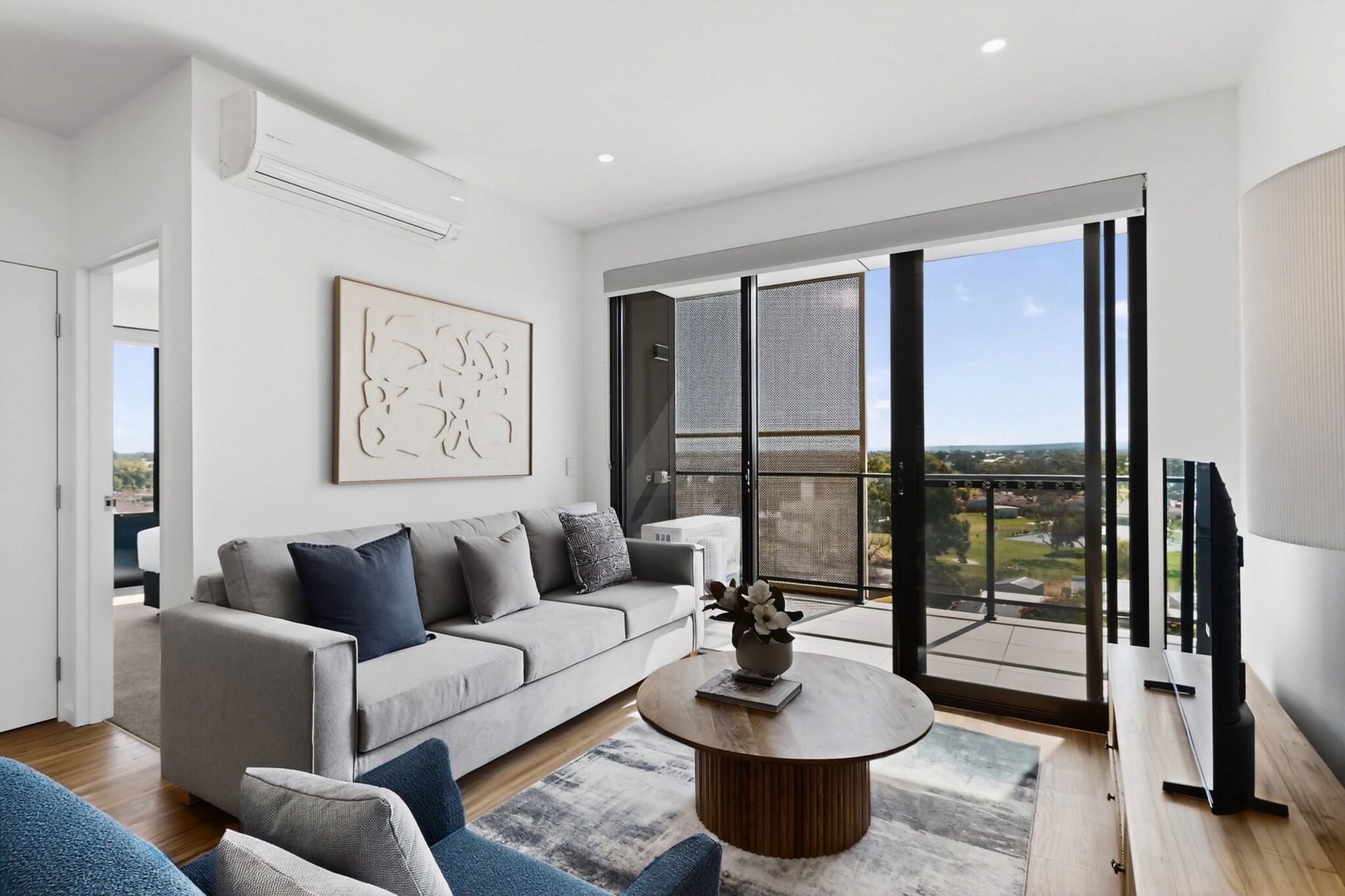 Spacious Newly 2 Bed Unit with Onsite Parking