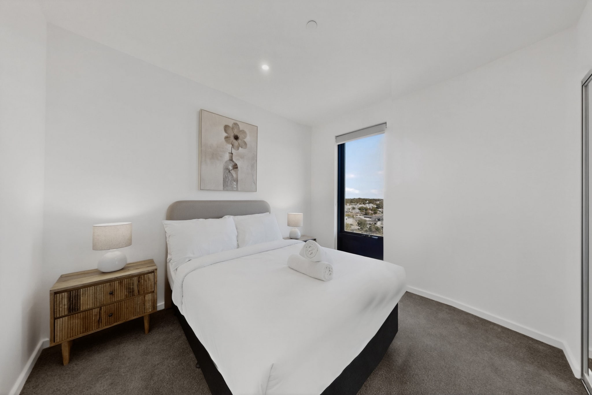 Spacious Newly 2 Bed Unit with Onsite Parking