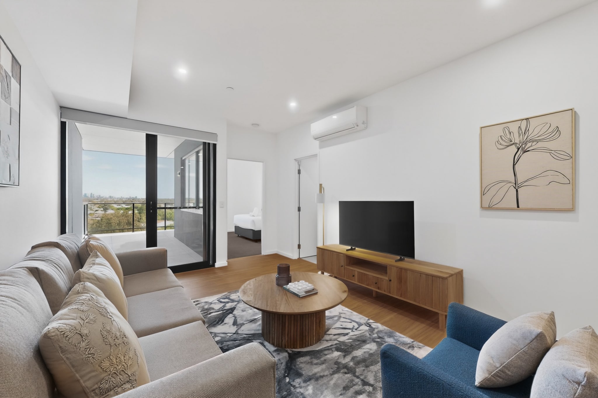 Bright Newly 2 Bed Apartment with Balcony Views