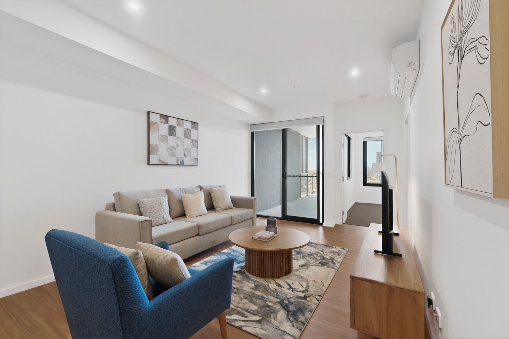 Bright Newly 2 Bed Apartment with Balcony Views