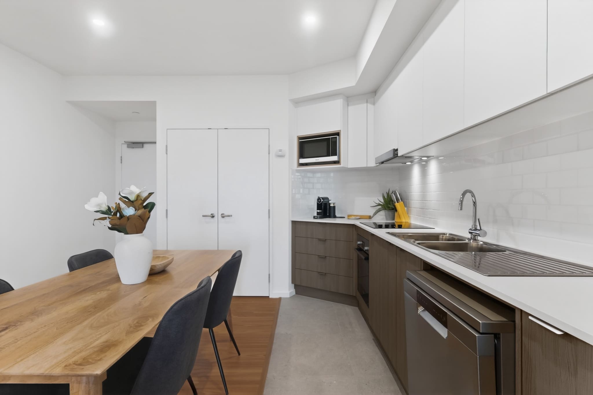 Bed Linen, Hot Water, Internet Access DSL, Wardrobe, Living room(TV, seating area), Kitchen(dining table, stove, electric kettle, toaster, coffee machine, oven, microwave, dishwasher, fridge, freezer), bedroom(Queen Bed), bedroom(Queen Bed), bathroom(tumble dryer, washing machine, iron, shampoo, body soap, Conditioner), bathroom, First Aid, heating, air conditioning, Towels/Sheets (Incl.), Essentials, dishes and cutlery, Cooking basics, Carbon monoxide detector, Long term stays allowed, Room-darkening shades, Shower gel, Town, Wine glasses